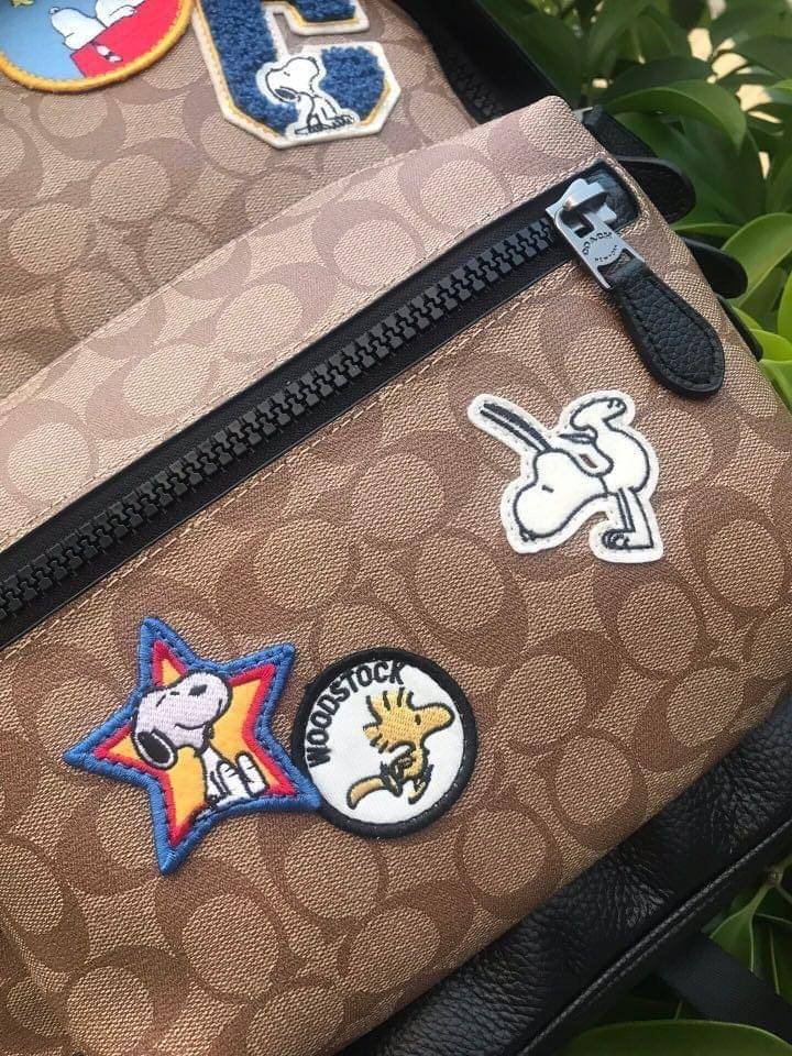 Coach x peanuts west backpack in signature canvas with snoopy กระเป๋าเป้ไซส์ใหญ่ คอลเลคชั่นยอดฮิต!! เป็นรุ่นสุดยอดของความคลาสสิค คูลๆ ใช้งานง่าย ได้ทั้งหนุ่มๆและสาวๆ วัสดุหนังแคนวาสเคลือบลายสลับหนัง pepble น่าใช้ด้วยดีไซน์ patches เหล่าผองเพื่อนสนูปพี เปิ
