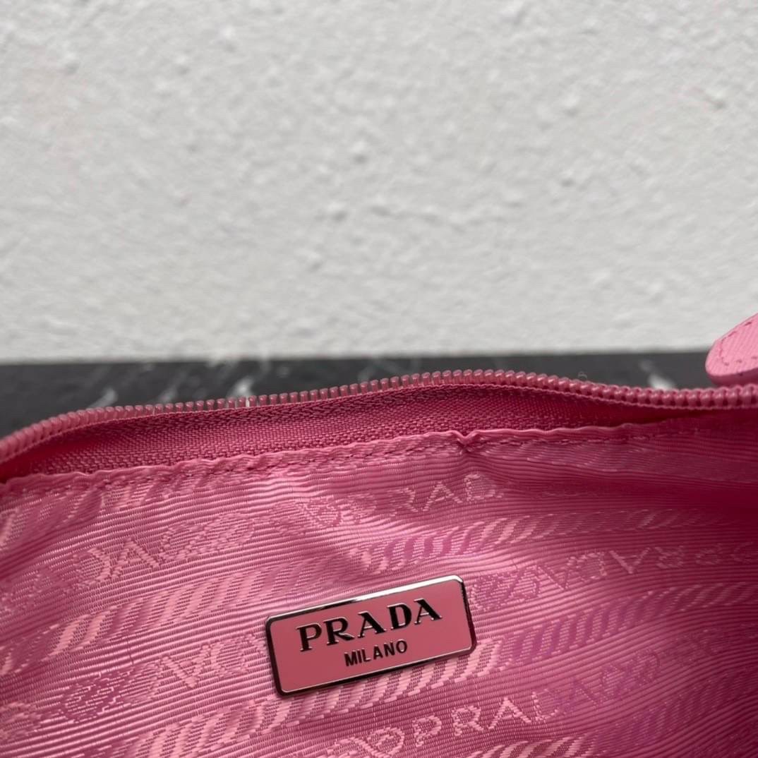 PRADA Nylon Mini Bag รุ่นใหม่แนะนำ!! พร้อมส่งครบ4สี รุ่นขายดีในตำนานค่ะ PRADA NYLON HANDBAGS ขนาดกะทัดรัด **อะไหล่เงิน วัสดุทำจากผ้าNylon อย่างหนา อยู่ทรง กันน้ำได้ หายห่วงคะ ด้านหน้ามีโลโก้แบรนด์ เปิดปิดด้วยซิป มาพร้อมสายผ้า ไม่สามา