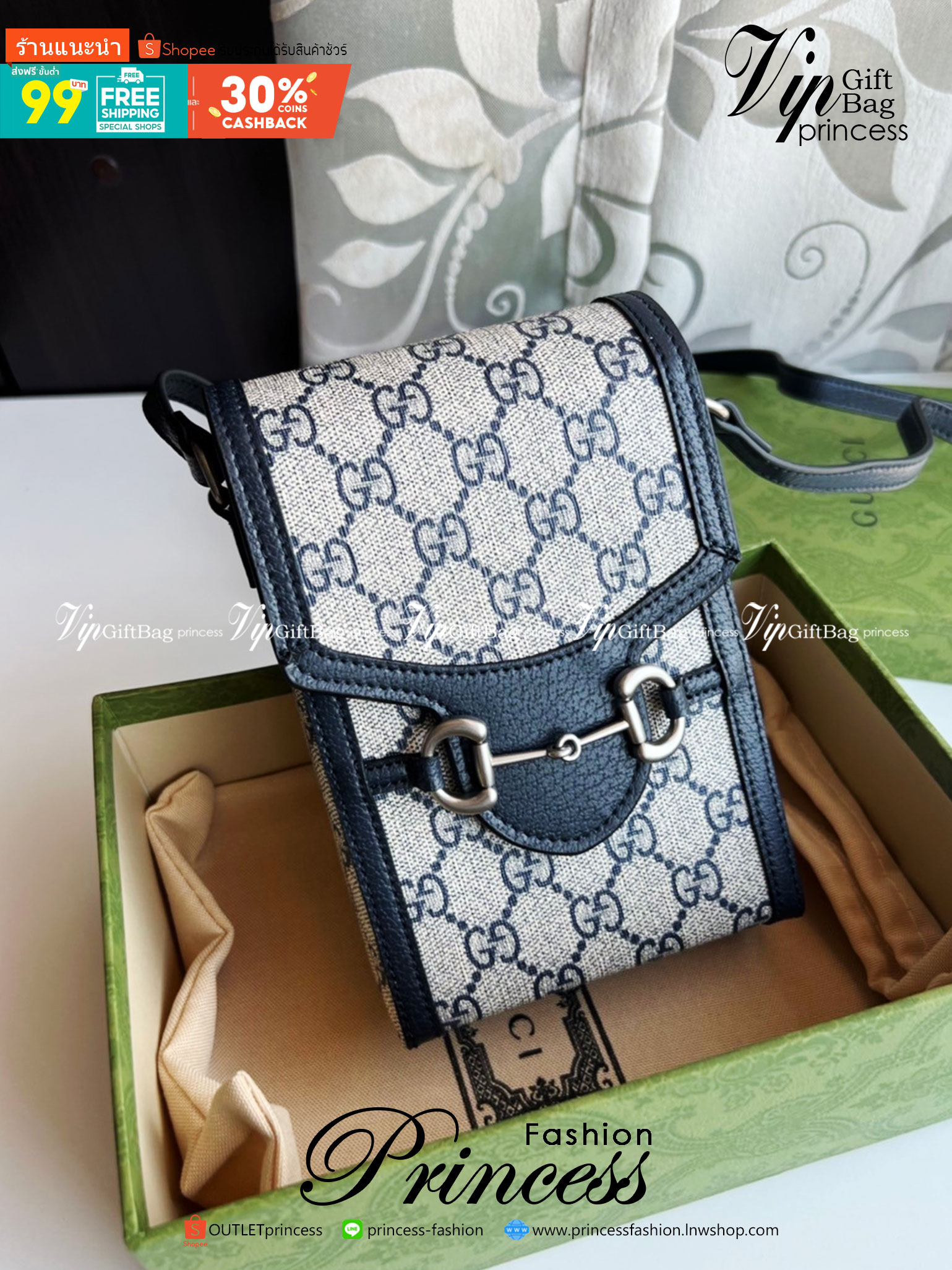 Gucci Horsebit 1955 mini bag / Gucci Phone Bag ออริจินอล รุ่นยอดฮิต ไซส์มินิ ที่ใครๆก็ต้องรู้จัก!! กับกระเป๋าขนาดมินิในรูปแบบผ้าแจ็คการ์ดสีขาวงาช้างและน้ำเงิน ได้รับแรงบันดาลใจมาจากดีไซน์ดั้งเดิม ซึ่งแอคเซสเซอรี่นี้โดดเด่นด้วยรายละเอียดดั้งเดิมที่ทันสมัยโ