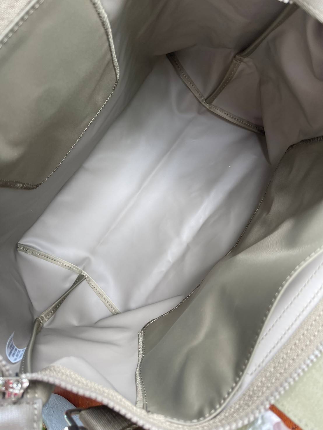 Longchamp LE PLIAGE NÉO TOP HANDLE BAG อีกหนึ่งรุ่นยอดนิยม ที่สาวๆ ต้องมีไว้เก็บไว้สักใบ กระเป๋าโท้ทใบนี้ มาพร้อมกับสีที่มีสไตล์เรียบง่าย มีสายสะพายยาวปรับสั้นยาวได้ช่วยให้คุณสามารถสะพายไหล่ได้อย่างสบาย ในตัวสายปักโลโก้อันเป็นสัญลักษณ์ ในขณะที่ที่ปิดแบบซิ