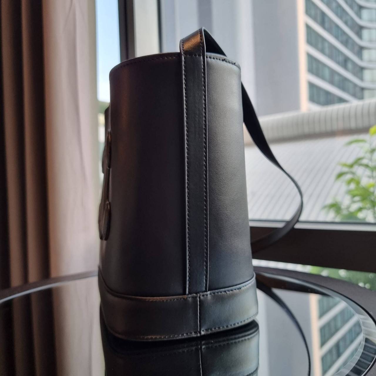 VIP 】CELINE BUCKET BAG CUIR TRIOMPHE คอลเลคชั่นใหม่ ฮิตข้ามปี กับกระเป๋าสะพายทรงถัง ใช้งานง่ายที่สุด สายสะพายในตัว ปรับใช้ได้เลย วัสดุหนังวัว เรียบหรู ผู้ดีไปอีก โดดเด่นด้วยโลโก้เอกลักษณ์ มีกระดุมปิดที่ปากกระเป๋า ภายในโล่งกว้าง ใส่ของแบบจุๆไปเลย เป็นรุ่นท