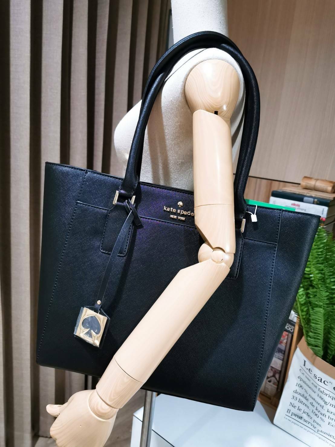 KATE SPADE NEW YORK TOTE BAG กระเป๋าถือหรือสะพายทรง Tote ใบใหญ่กำลังดีวัสดุหนัง Saffiano สวยอยู่ทรงสไตล์ PRADA น้ำหนักเบา ด้านหน้าประดับโลโก้แบรนด์พร้อมห้อย TAG สัญลักษณ์แบรนด์ที่หูหิ้ว เปิดปิดด้วยซิปแบรนด์สะดวกใช้ ภายในมีช่องแบ่งเป็นสัดส่วน มีช่องซิปกลาง