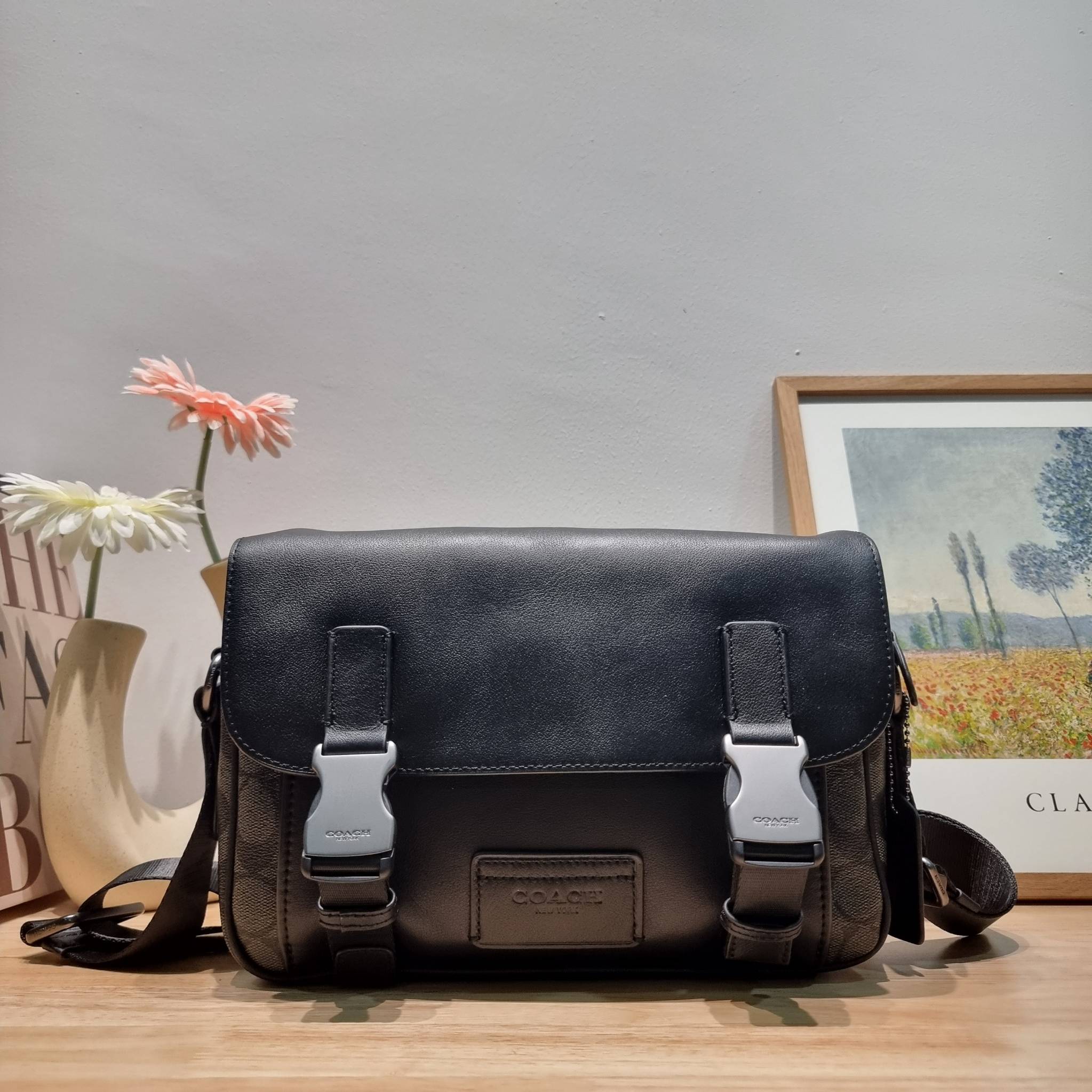 Coach Track Crossbody In Signature Canvas C3747 หล่อบอกต่ออีกหนึ่ง กระเป๋าสะพายทรงแมสเซ็นเจอร์ รุ่นเอาใจหนุ่มๆ ดีไซน์คลาสสิค สุดหรู ดูแพง วัสดุหนังแท้สลับหนังแคนวาส ฝากระเป๋ามีตัวล็อคแน่นหนา เปิดมามีซิปปิดกันหล่นได้อีก ด้านหลังมีช่องย่อย ภายในโล่งกว้าง แบ