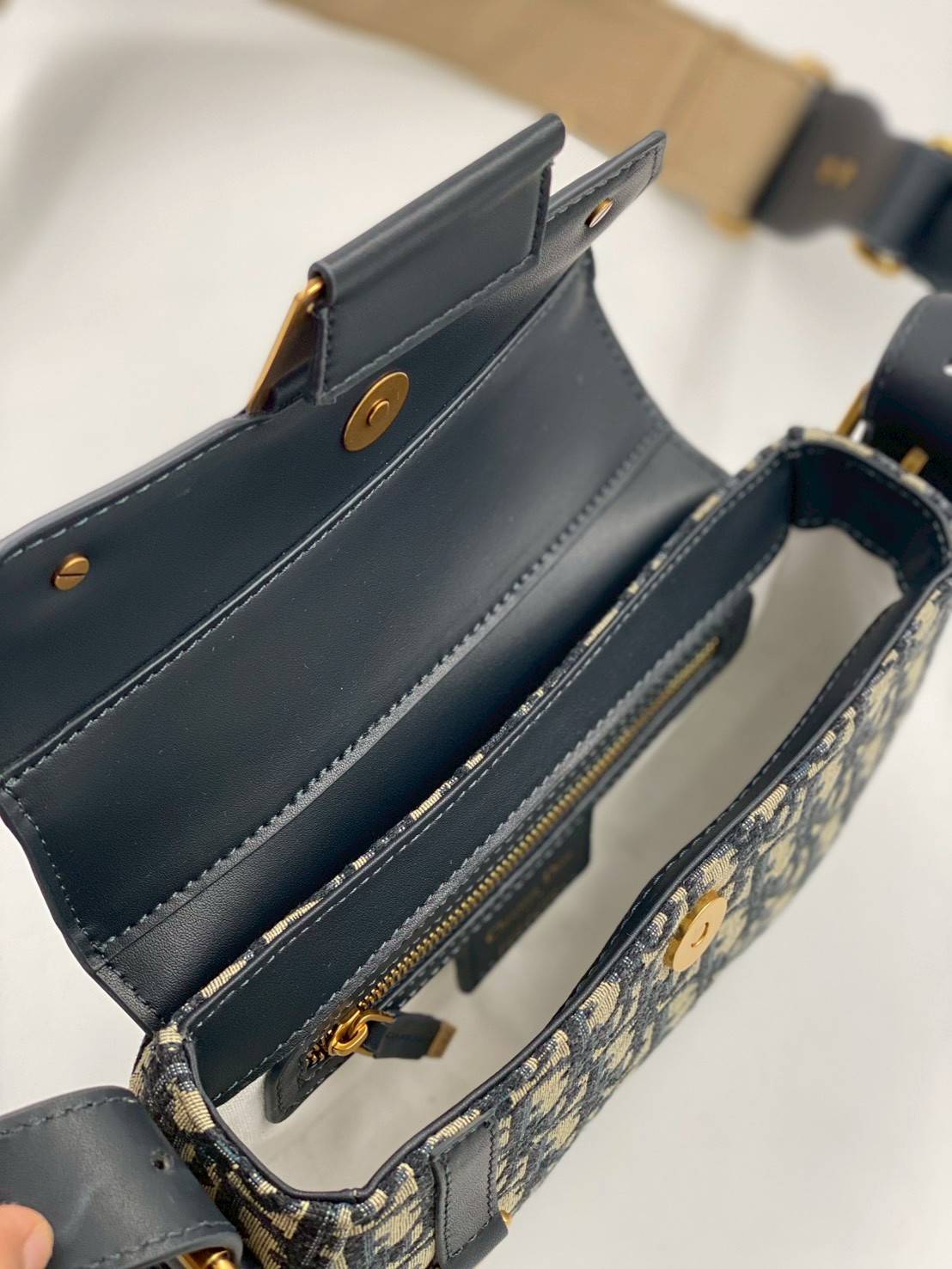 ORI หนังแท้ | DIOR Small Streetchic Bag Blue Dior Oblique Jacquard and Smooth Calfskin กระเป๋าสะพายนิยามใหม่ของดีไซน์อันเป็นเอกลักษณ์ ฝาพับแบบแม่เหล็กสีทองโบราณสลักลาย Christian Dior Paris และห่วง D-ring ทันสมัย