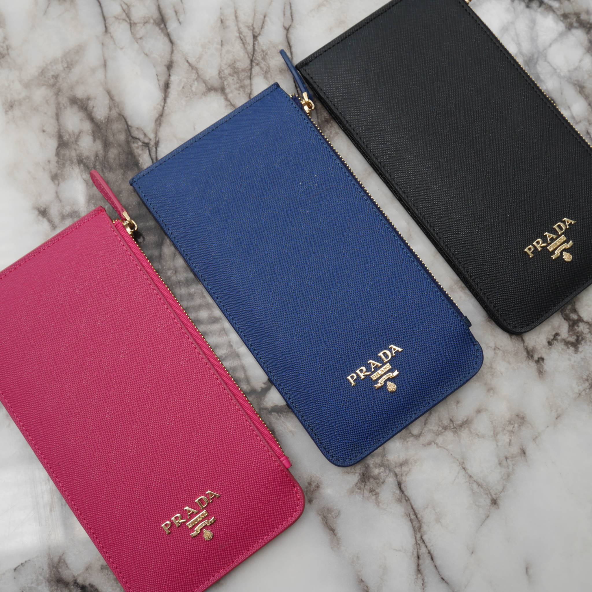 Best Seller รุ่นขายดีเว่อร์วัง♡♡ PRADA LONG WALLET **สำหรับคนชอบใส่บัตรเยอะ แนะนำรุ่นนี้คะ กระเป๋าสตางค์ทรงสวย สะดุดตา หนังสัมผัส Safiano จากแบรนด์ PRADA มีช่องใส่นามบัตรมากถึง 16 ช่อง ด