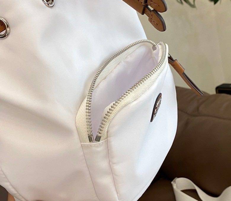 Tory Burch Virginia Nylon Bucket Bag / Tory Burch logo-plaque bucket bag กระเป๋าสะพายทรงบัคเก็ต เปิด-ปิดหนังรูดปากกระเป๋า มีหูหิ้วในตัว คล้องแขนเก๋ๆ ภายในเป็นช่องโล่ง มีช่องย่อย ใส่ของสำคัญจุกจิกได้ มีสายครอส จะสะพายไปไหนก็ได้ทุกโอกาส สวยเลิศทุกสี พร้อมส่