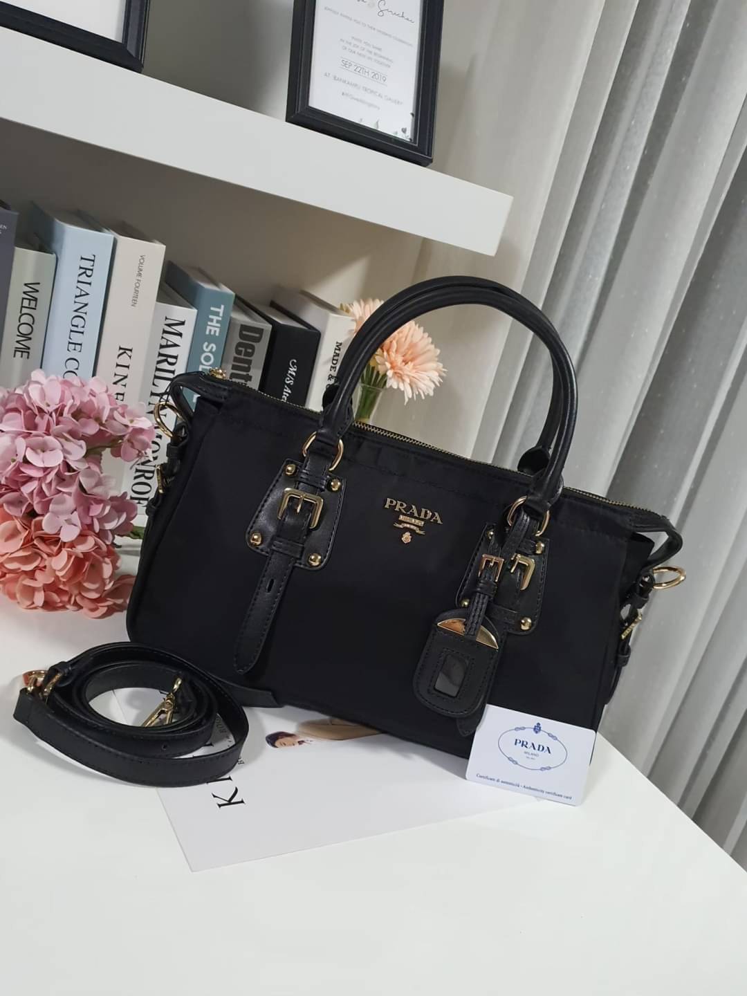 รุ่นยอดฮิต !!! ปังปุริเย่ 🎉🎉 กระเป๋าทรง HANDBAG จากงานพรีเมี่ยมกิ้ฟ จากเคาเตอร์ต่างประเทศ มาแล้วค่า กระเป๋าถือทรงหรู จากแบรนด์ PRADA เป็น กระเป๋าผ้าไนล่อน ตกแต่งรอบใบได้ **สวยมาก ด้านในมีช่องซิปและช่องใส่ของ เป็นสัดส่วน อะไหล่ทองหรู ขนาดกำ