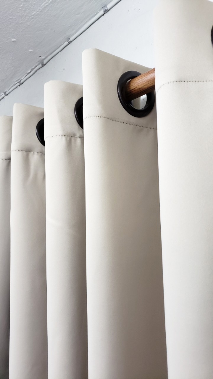 ผ้าม่านกันแสง UV95% รุ่นโมเดิร์น(ไม่มีลาย)สีเบจน้ำตาล ก.270*ส.255ซม./ผืน(แถมสายรวบม่านและตะขอเกี่ยว)