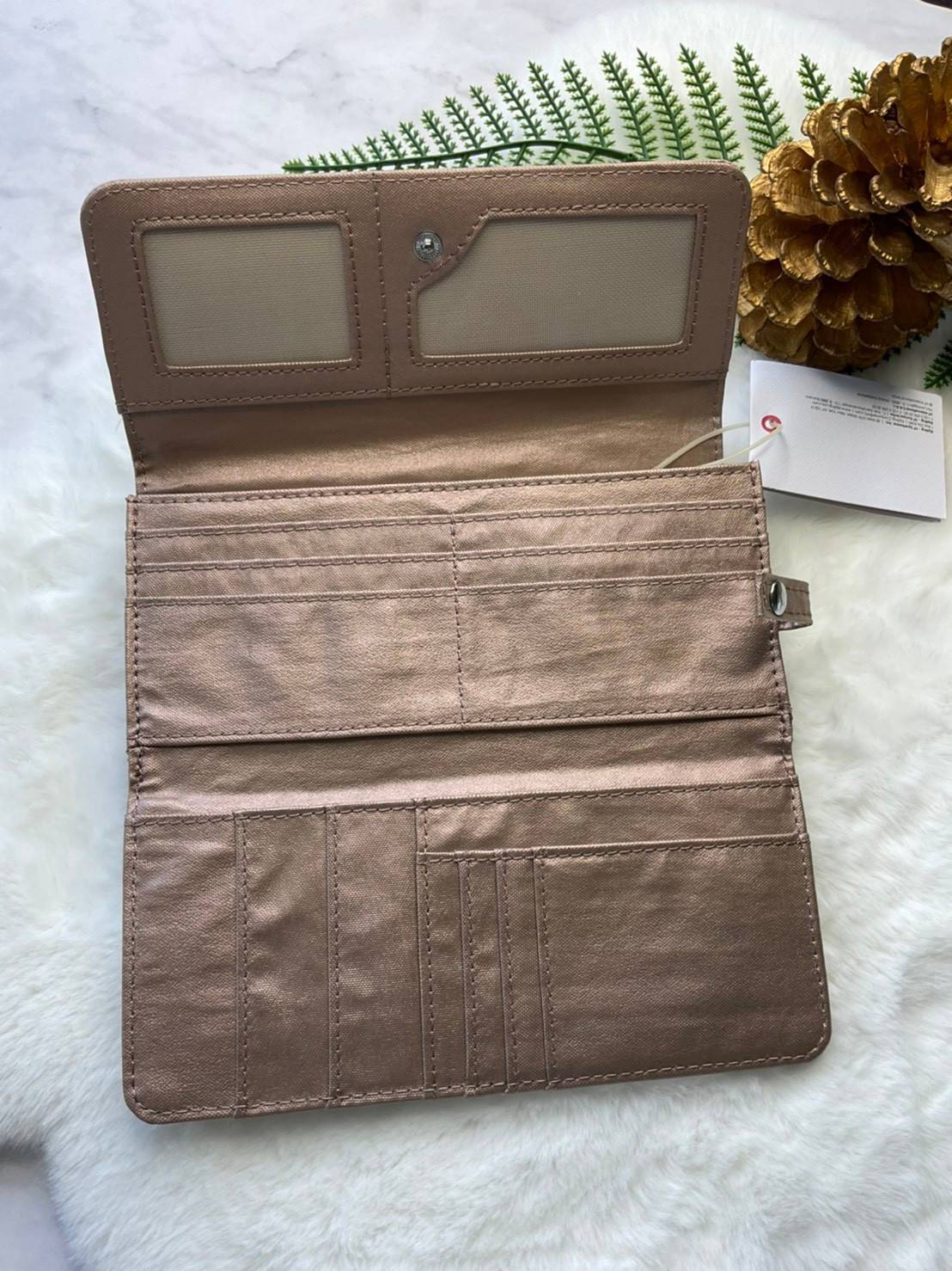 กระเป๋าสตางค์ยาว 3 พับตอน Kipling Brownie long tri-fold wallets กระเป๋าสตางค์ยาวแบบ3พับตอน วัสดุกันน้ำ เปิดปิดด้วยกระดุมแป๊ก มีช่องใส่ธนบัตรหลายช่อง ช่องเสียบการด์ได้ถึง13ช่องลายจุด และใส่รูปภาพได้อีก2ช่อง ช่องซิปใส่เหรียญ ช่องธนบัตร 3 ช่อง ที่จับหัวซิปปั
