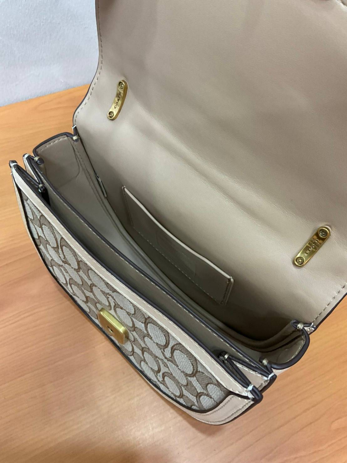 COACH ALIE SADDLE BAG IN SIGNATURE JACQUARD (C4694//C3464) New item!! กระเป๋าสะพายทรง saddle ดีไซน์วินเทจย้อนยุค แฝงความหรูในตัวด้วยอะไหล่สีทองเหลือง โดดเด่นไม่ซ้ำใครแน่นอน วัสดุผ้า jacquard สลับหนังแท้ ภายในเป็นช่องโล่ง มาพร้อมสายสะพายครอสบอดี้ ที่สามารถ