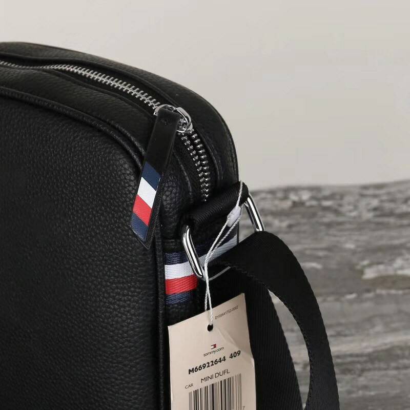 ของแท้ 💯% TOMMY HILFIGER Essential Mini Reporter กระเป๋าสะพายผู้ชายทรงคลาสสิก ขนาดกำลังดีน้ำหนักเบา หนังสวยทรงดีด้านหน้าประดับโลโก้แบรนด์