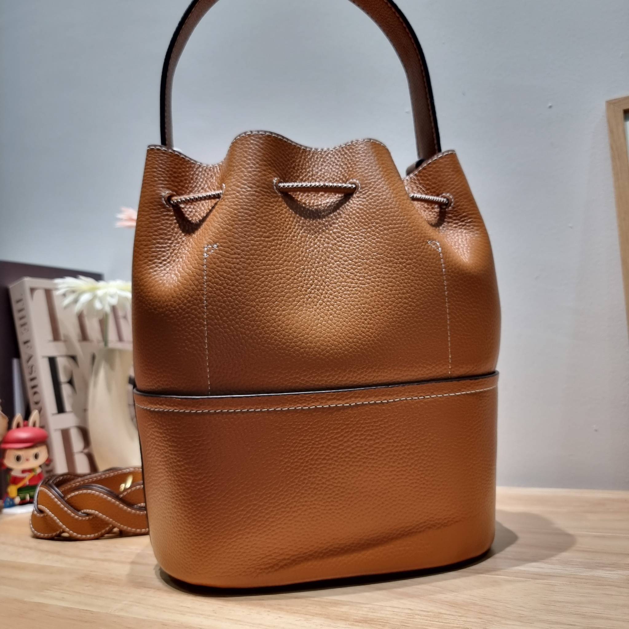 TORY BURCH MILLER BUCKET BAG / Tory Burch Bag รุ่นยอดนิยม สวยหรู ดูผู้ดี กับกระเป๋าสะพายบัคเก็ตใบใหญ่ โดดเด่นด้วยโลโก้สีทอง รูปทรงคลาสสิค