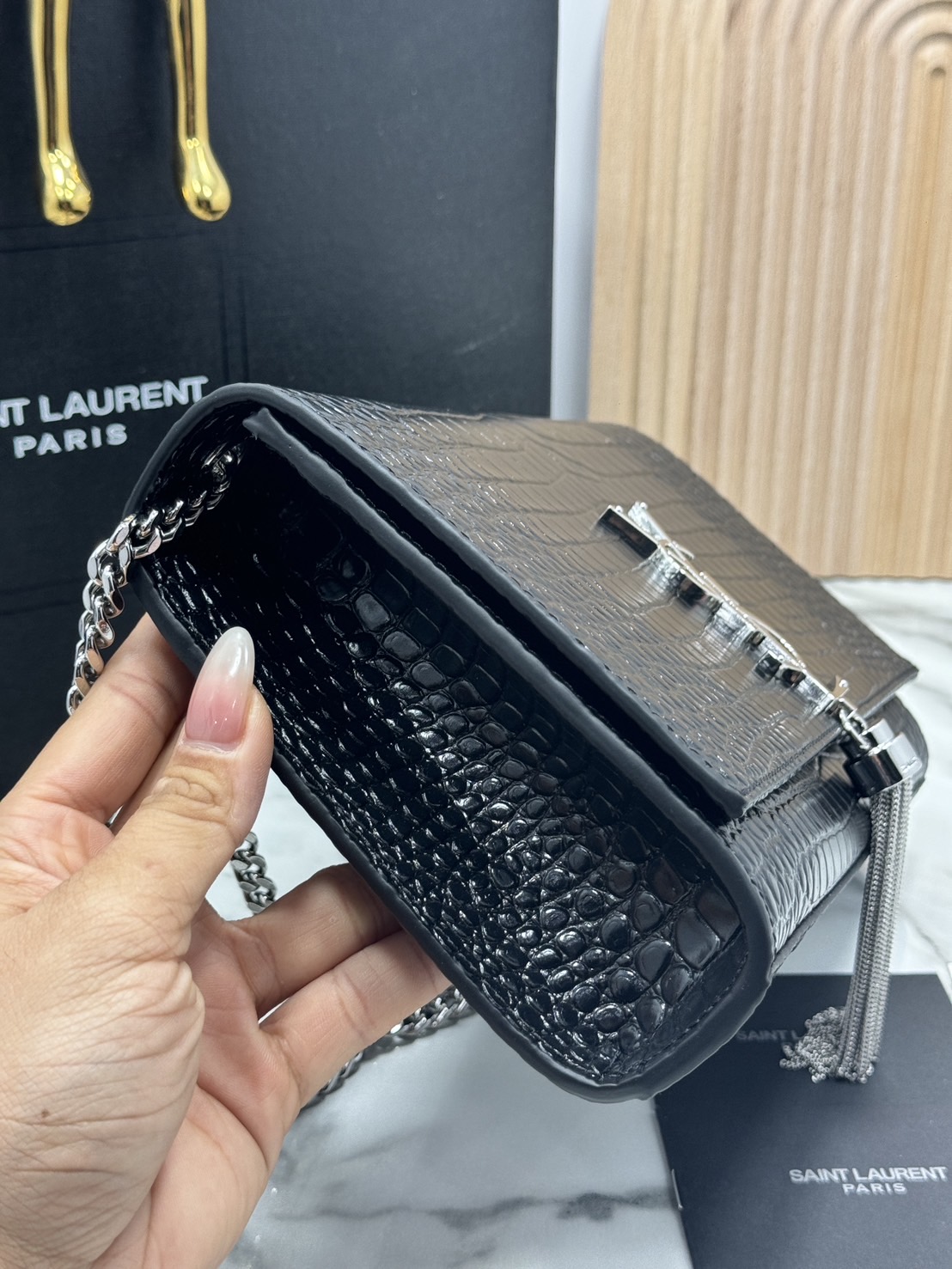 ORI หนังแท้ | 24cm Ysl Kate Croc Tassel Bag / YSL Woc Bag กระเป๋าสะพายทรง woc เรียบหรูดูแพงที่แท้จริง งานหนังลายจรเข้เต็มใบโดดเด่นด้วยโลโก้แบรนด์สุดหรู พร้อมพู่ห้อย รุ่นฮิตลอดกาลดูดีมีระดับ