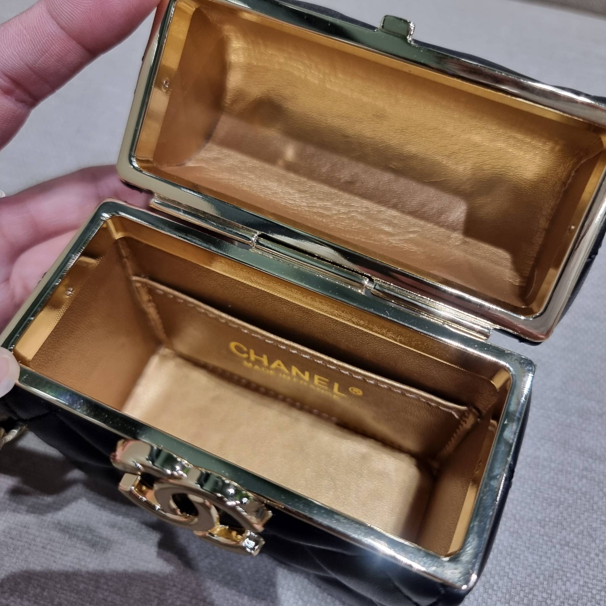 VIP 🥂 Chanel Clutch with Chain / Chanel small box with chain กระเป๋าสะพายเอนกประสงค์ รูปทรงกล่อง ไซส์มินิน่ารัก ใบจริงเห็นแล้วใจบาง หลงรักที่สุด วัสดุหนังสังเคราะห์เดินลายเส้นสวยคม อะไหล่โลโก้สีทองโดดเด่น มาพร้อมสายสะพายในตัว เปิด-ปิดด้วยการกดที่โ