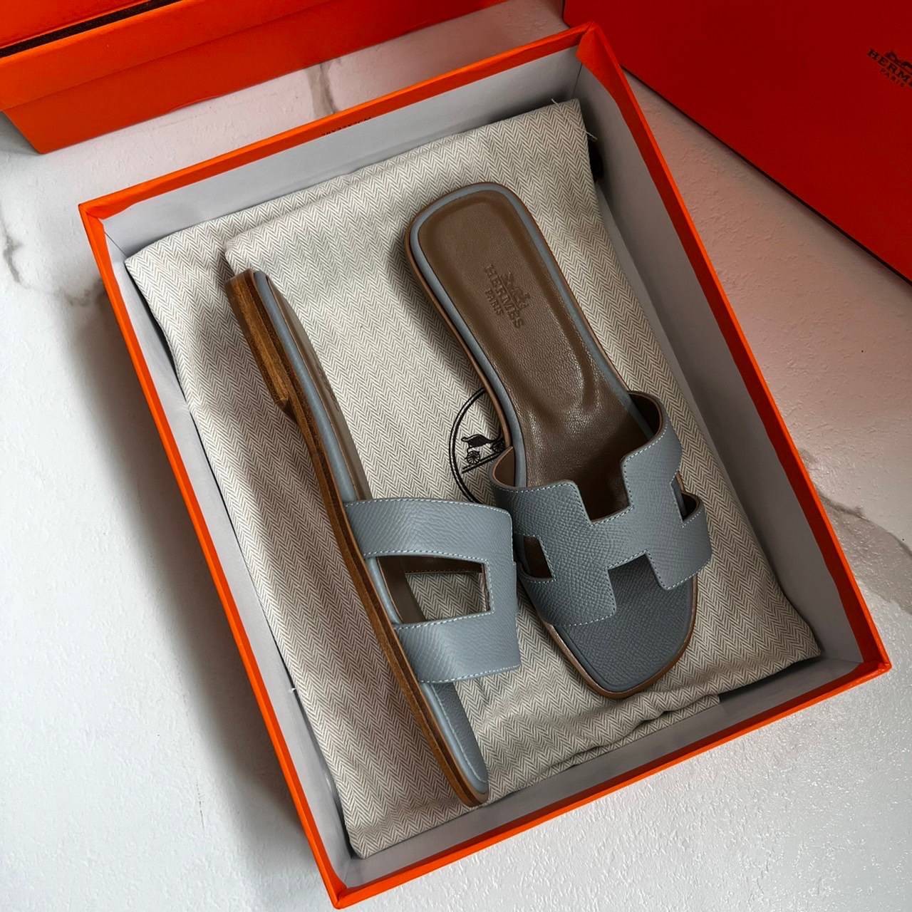 หนังแท้ Hermes sandal Epsom leather รองเท้าแตะงานสั่งตัตใช้สลับแท้ เกรดออริจินอล 1:1 เกรดเหมือนสุด มี series code ทุกคู่ งานตัดเย็บปราณีตละเอียด ใส่สบาย ไม่ลื่น ใช้ทนนาน เกรดนี้คุ้มมาก ไม่ผิดหวังค่ะ ภาพสินค้าถ่ายจากงานขายจริง ใช้งานต่างประเทศได้