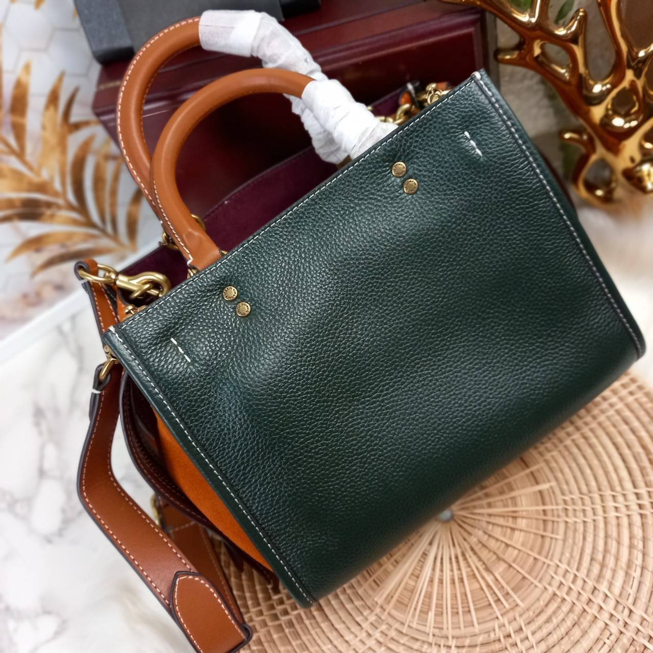 OUTLET 】COACH ROGUE 25 IN COLORBLOCK (C5575) ที่สุดแห่งความหรูหรา สุดคลาสสิค 🌺กระเป๋าหนังแท้คุณภาพเยี่ยม สัมผัสนิ่มละมุนจนต้องหลงรัก ด้านข้างเพิ่มความสวยเก๋ด้วยหนังกลับ อยู่ทรงสุดสวย น่าใช้ น่ามอง จนใครๆต้องเหลียวหลังตาม//ด้านในมี 2 ช่องกว้าง กับอ