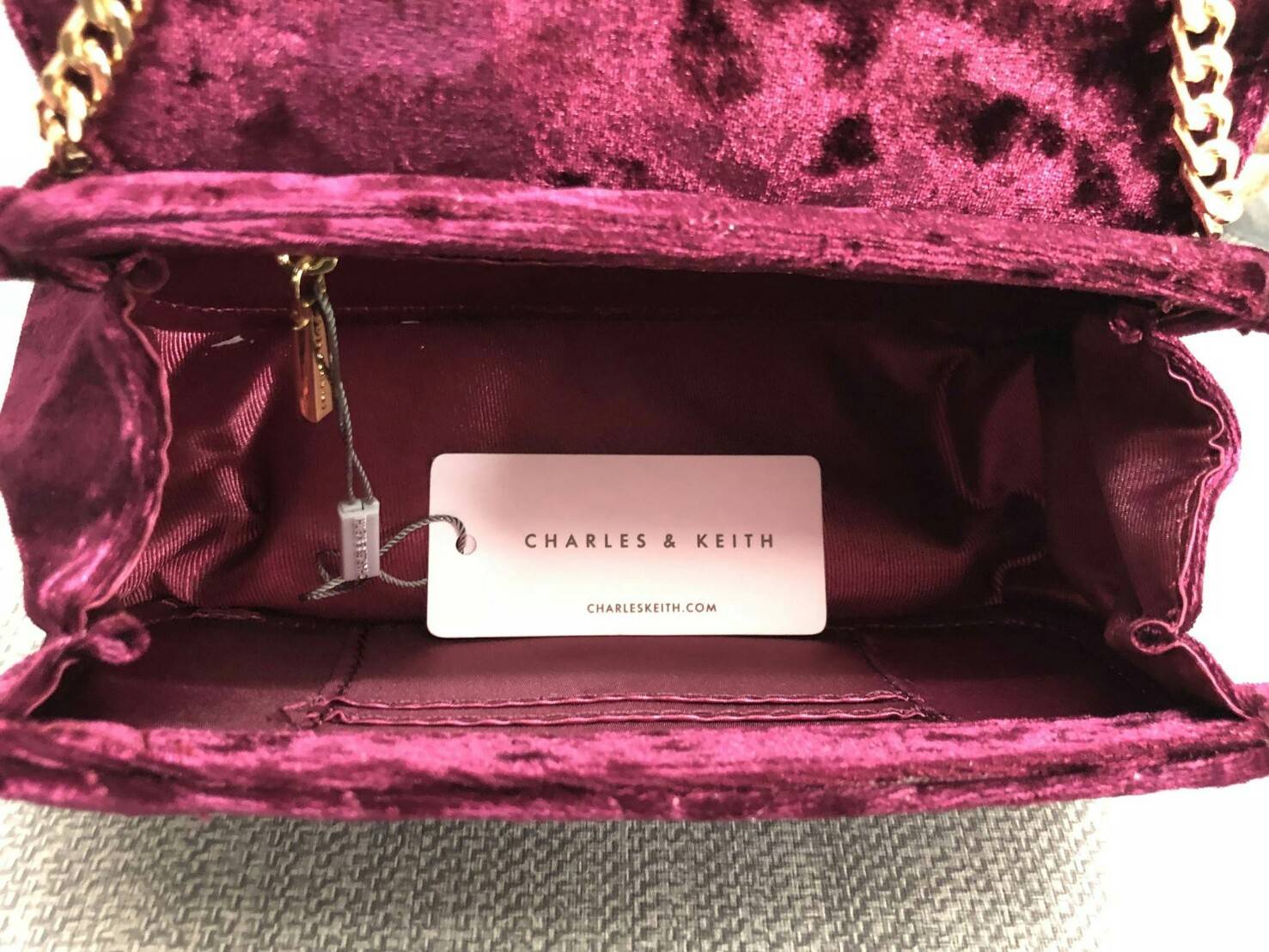 CHARLES & KEITH TASSEL DETAIL SHOULDER BAG กระเป๋าสะพายข้าง ทรงน่ารัก ด้านหน้ามีพู่ห้อย เปิดปิดกระเป๋าแบบแม่เหล็ก ด้านในโล่ง มีช่องซิป 1 ช่อง และช่องใส่บัตรได้ 3 ช่องค่ะ สายสะพายโซ่สีทองหรูหราค่ะ