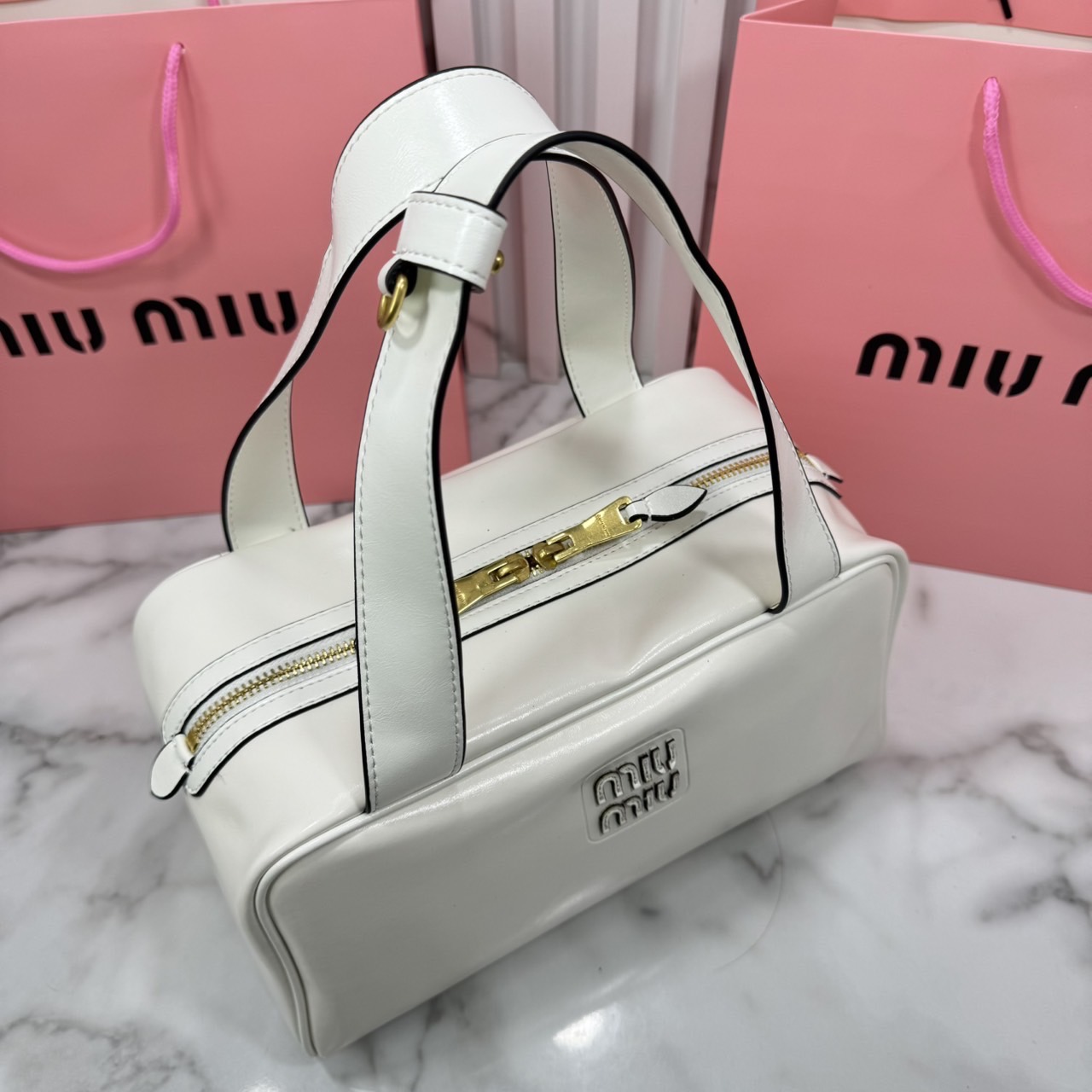 ORI หนังแท้ | Miu Miu Leather top-handle bag กระเป๋าสะพายทรง keepall เรียบแต่ฟาด หรูหราทุกองศา ใครเห็นก็ต้องเหลียว
