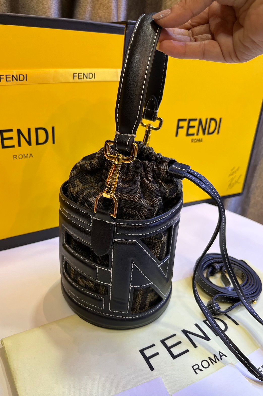 พร้อมส่ง 2 สี FENDI Step Out canvas bucket bag MINI 13cm กระเป๋าสะพายทรงบัคเก็ต ไซส์มินิ เกรดออริ สลับแท้ 1:1 ใช้ต่างประเทศได้