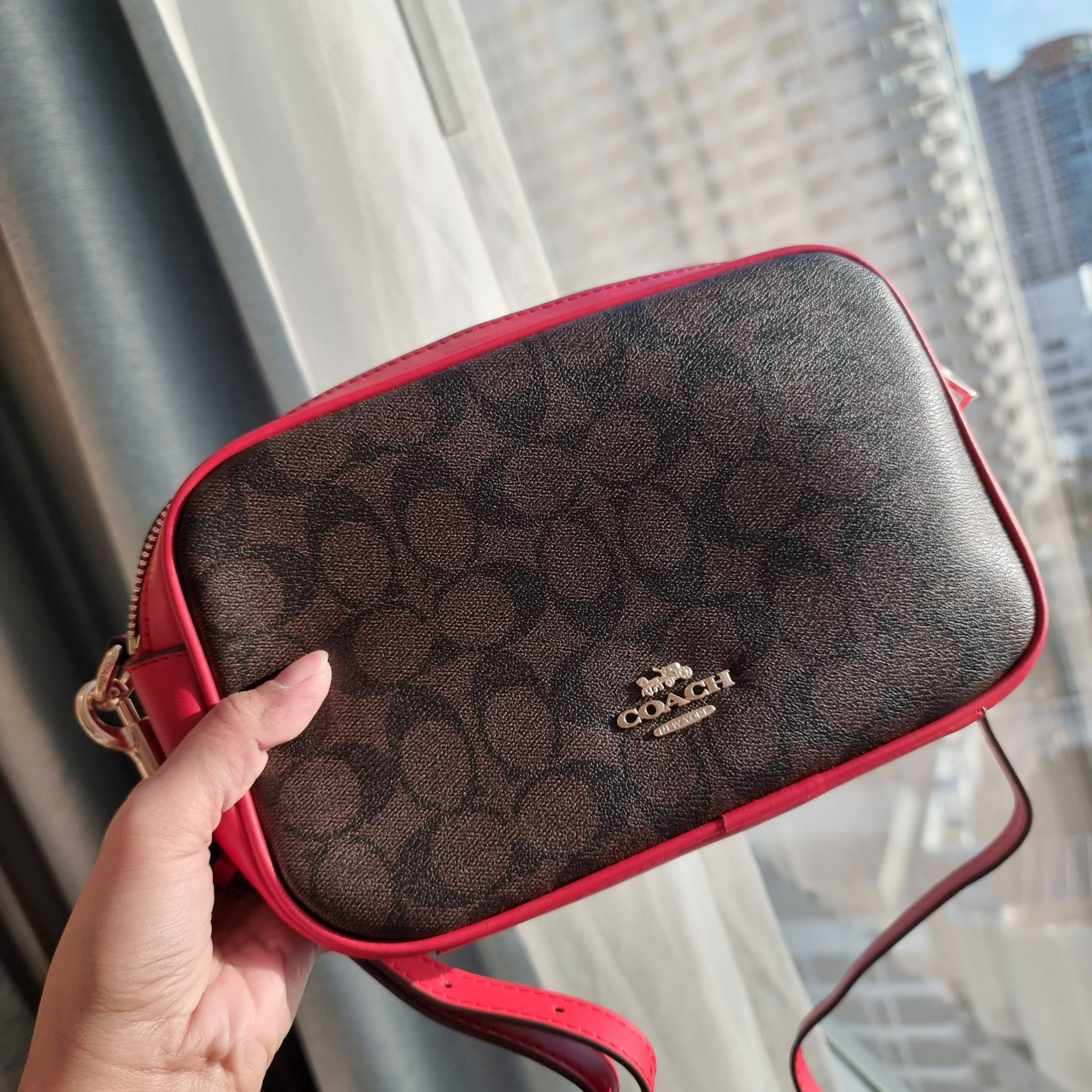 OUTLET 】COACH F68168 JES CROSSBODY IN SIGNATURE CANVAS รุ่นยอดฮิต!! กระเป๋าสะพายข้าง รุ่น 2 ซิป ใบใหญ่จุใจ สีคลาสสิคขายดี!! วัสดุหนังแคนวาสเคลือบลาย เปิด-ปิดด้วยซิป 2 ช่องหลัก ใช้งานง่าย ทรงสวยมากๆรุ่นนี้ มาพร้อมสายสะพาย crossbody ปรับได้ตามตัว ภายในใส่ขอ