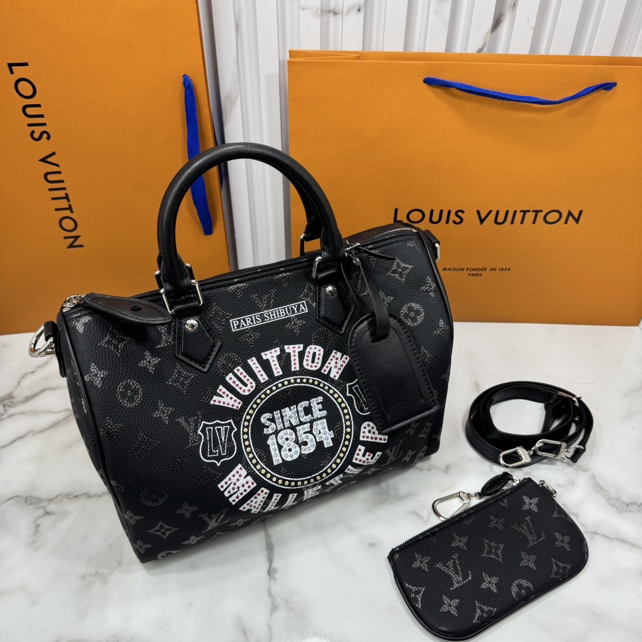 ORI หนังแท้ | LV Speedy P9 Bandoulière 30 Jackets กระเป๋าสะพายทรงหมอนสปีดี้ หนังสีดำสะท้อนถึงสไตล์ร็อค ประดับด้วยคริสตัล Swarovski® สีแดงอันโดดเด่น