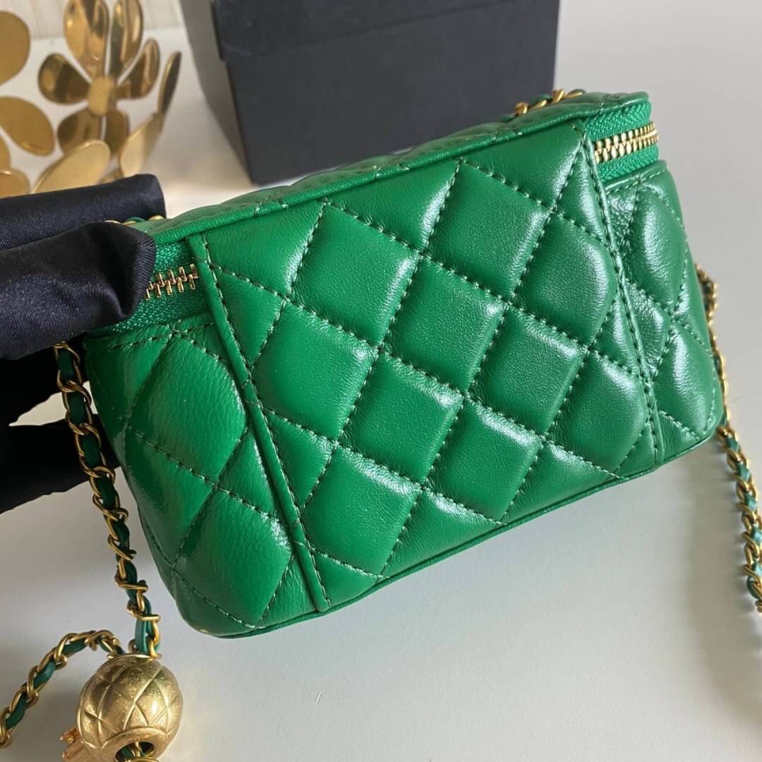 VIP GIFT 】หนังแกะแท้ CHANEL Box With Chain สายโซ่ทองหรูมาก หนังเรียบฟู ขึ้นเงา กระทบแสงยิ่งสวยค่าา โทนสีสวยสดใส เหมาะมากสำหรับสาวๆ ชิคๆ ต้องบอกเลยรุ่นนี้เหล่าเซเลบใช้กันเยอะมากๆ แค่อะไหล่ก็หรูไปเดินครึ่งแล้วค่าา😁 พร้อมส่งที่ไทยที่นี่ที่เดียว