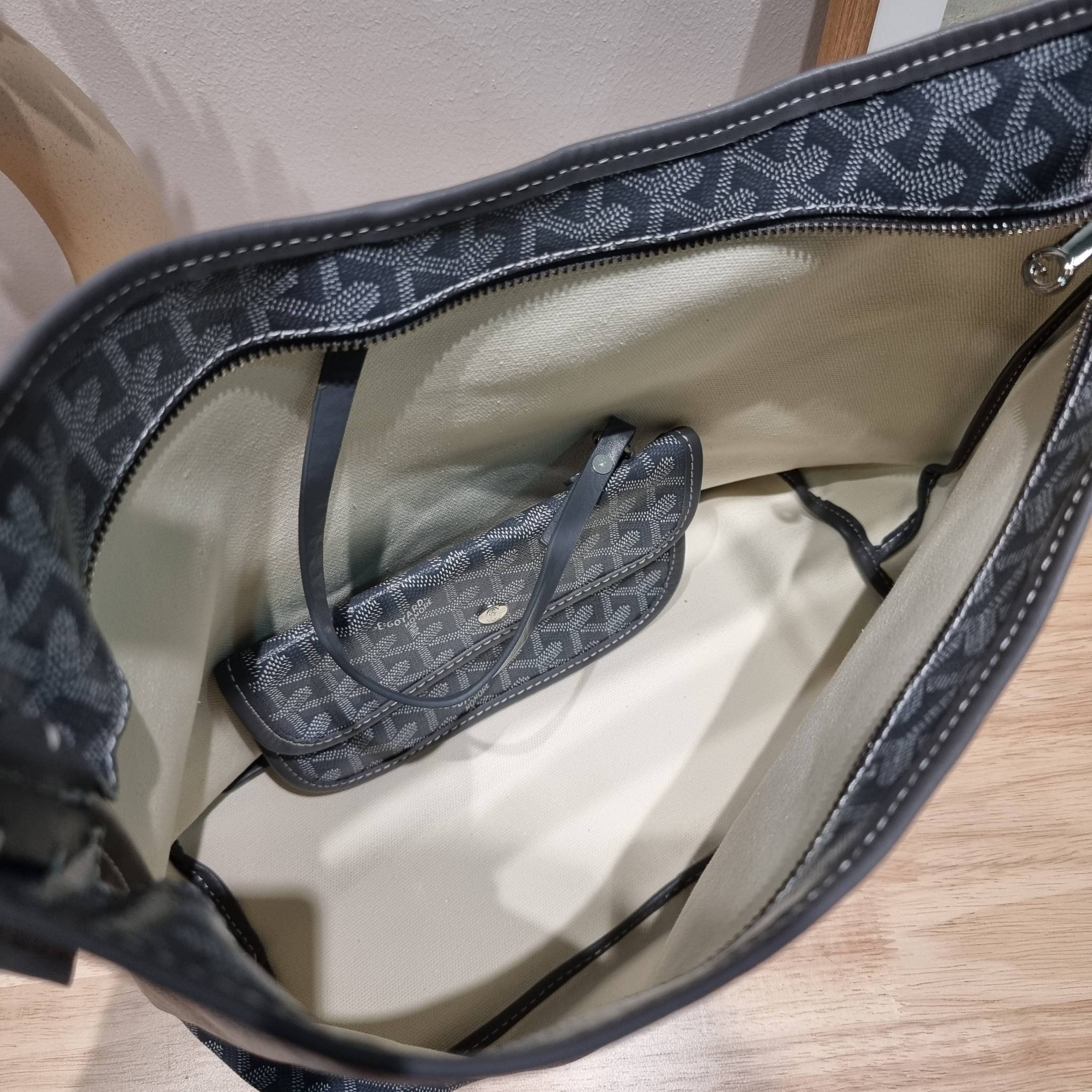 GOYARD BOHEME HOBO BAG / GOYARD HOBO กระเป๋าสะพายทรงโฮโบ ใบใหญ่จุใจ!! มาครบสีขายดี เลิศทุกสี รูปทรงคลาสสิค ดีไซน์เป็นเอกลักษณ์ วัสดุหนังแคนวาสพิมพ์ลายสวยคม ปากกระเป๋ามีซิปเปิด-ปิดกันของหล่นได้ ภายในโล่งกว้างมาก มาพร้อมสายคล้องในตัว ทนทาน สะพายสวยๆได้ทุกวั