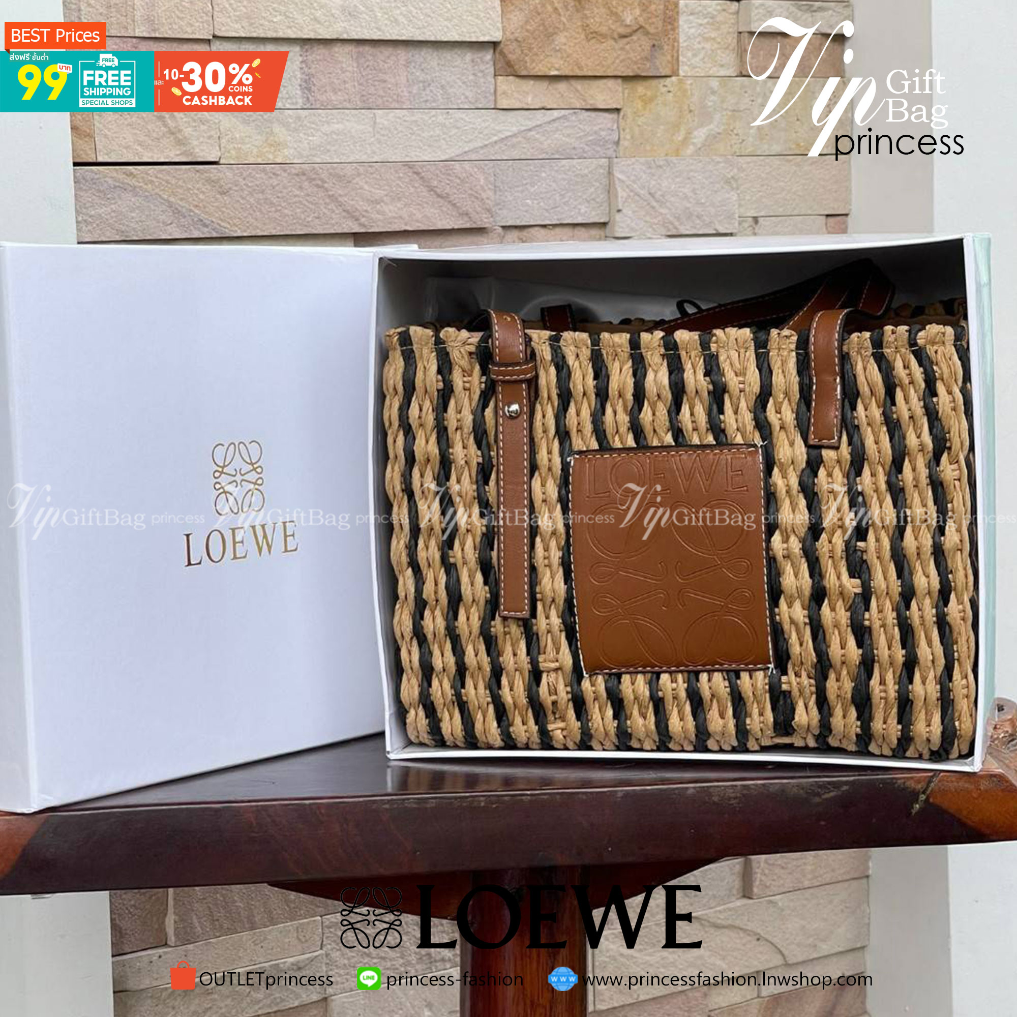 LOEWE X PAULA'S IBIZA SMALL SQUARE BASKET BAG กระเป๋าสะพายไหล่จากโลเอเว่ เป็นกระเป๋าสานขึ้นจากใบกก (Reed) ที่มีทั้งความเหนียวและความยืดหยุ่น สวยน่ารักแบบมินิมอล มีความทนทานสูง ดูแลรักษาง่าย ด้านหน้าและหูเป็นหนังแท้(calf skin) ส่วนภายในมีถุงผ้าแบบหูรู