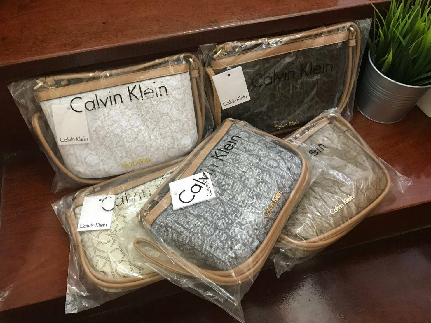 Calvin klein mini crossbodyBag กระเป๋าสะพายทรงครอสบอดี้ มีลายแบรนด์เป็นซิกเนเจอร์รอบใบทั้งภายในและภายนอก เปิดปิดด้วยซิปเดียวใช้งานง่าย ใบมินิน่ารัก ใส่ธนบัตร บัตรต่างๆ เครื่องสำอางค์ของจุกจิกได้ ต้องมีสะพาย นับเป็นตัวเลือกที่น่าสนใจสำหรับคนที่กำลังมองหากร