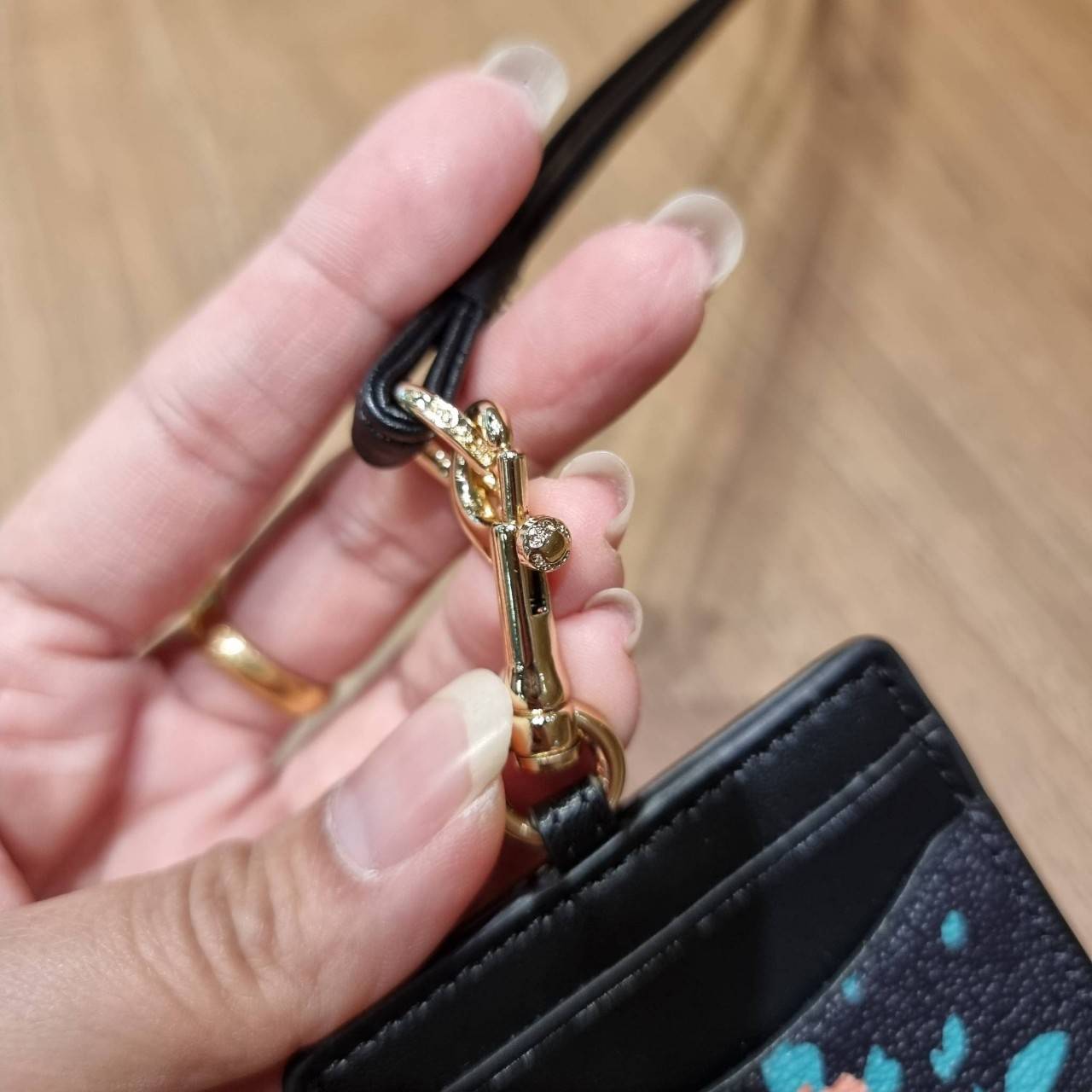 COACH C3305 ID LANYARD IN COLORBLOCK SIGNATURE CANVAS ง่ายๆแบบไม่ธรรมดา!! คลาสสิคแต่มีดีเทลโดดเด่น!! กระเป๋าถนอมบัตร พร้อมสายคล้องคอ ดีไซน์ลวดลายสวย ดูดีทุกแบบ ใช้งานง่าย พกพาสะดวก จะใส่บัตรพนักงาน บัตรเครดิต บัตรปชช. ใบขับขี่ และบัตรอื่นๆที่อยากจะใส่!! ต