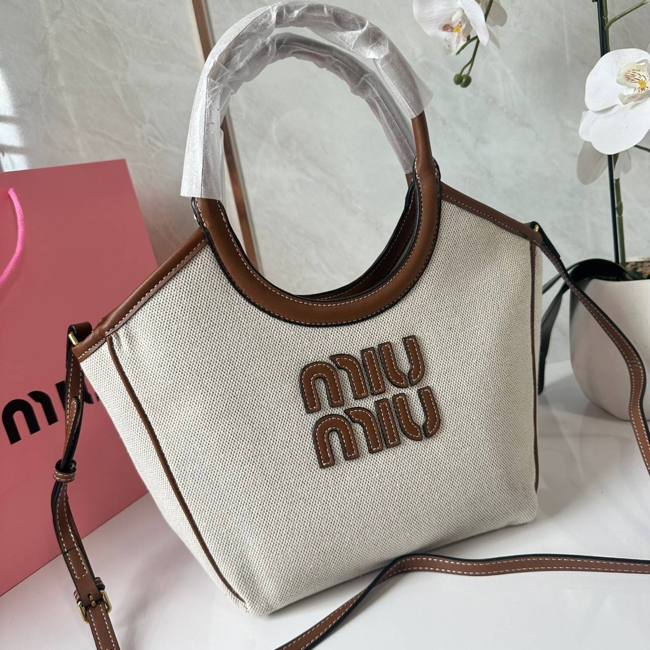 MIU MIU IVY CANVAS BAG / MIU MIU TOTE IVY MINI กระเป๋าถือหรือสะพายข้างทรงโท้ท รูปทรงทันสมัยน่ารัก สวยหรูมากๆคะ