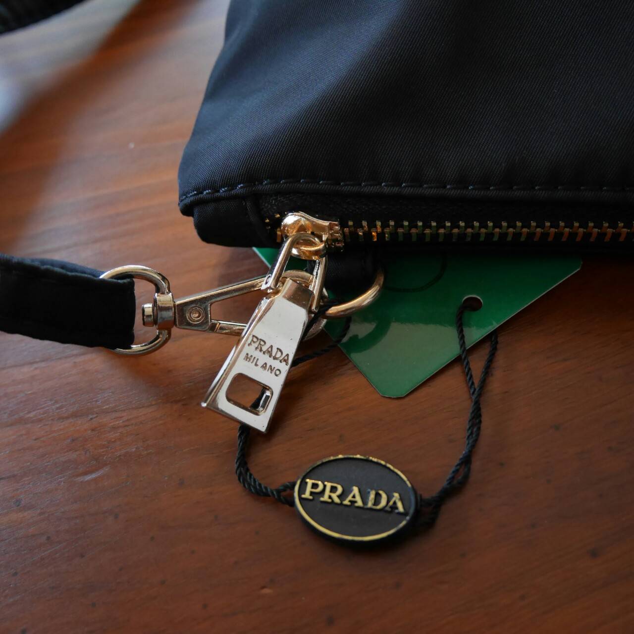 Best Seller!! กระเป๋าอเนกประสงค์ทรง clucth & crossbody จาก งานพรีเมี่ยมกิ้ฟ จากเคาเตอร์ต่างประเทศคะ แบรนด์ PRADA มาค่า เป็น กระเป๋าผ้าไนล่อน ตามแบบฉบับของแบรนด์เลย ใบนี้มีสายยาวให้คะ เลิศมาก สะพายเป็น shoulder bag ได้เลย ขนาดกำลังดีคะ ใส่มือถือได้ทุกรุ่น 