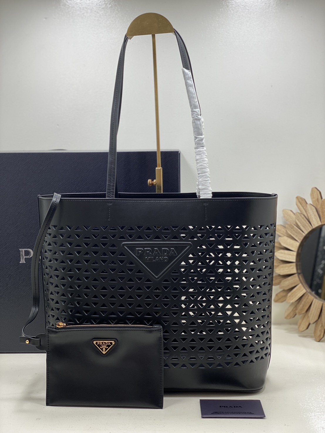 TOP ORI หนังแท้ | Prada Large perforated leather tote bag กระเป๋าทรงโท้ทใบใหญ่ ใจบางที่สุดกับคอลเลคชั่นนี้ ที่เพิ่มดีเทลความแพงด้วยการฉลุลวดลายรอบใบ ถักทอเป็นเส้นลายสานที่สวยงามมาก งานฝีมือจริงๆ