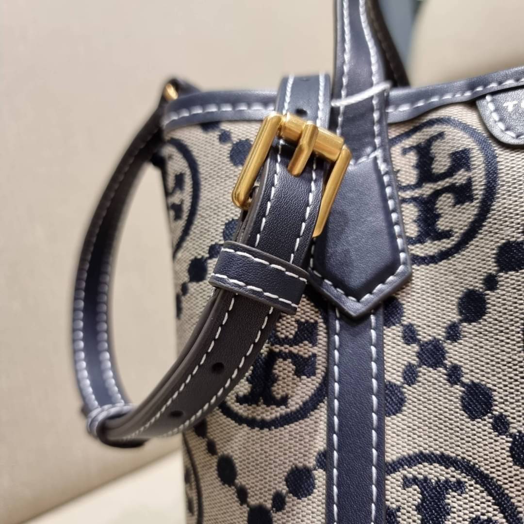 TORY BURCH PERRY MONOGRAM JACQUARD SMALL TRIPLE COMPARTMENT TOTE กระเป๋าโท้ท ไซส์เล็ก ลายโมโนแกรมสุดฮิต ปังไม่หยุดจริงๆ ขนาดกำลังสวย มาพร้อมหูจับในตัว และสายสะพายที่ปรับใช้ได้ไม่มีเบื่อ วัสดุผ้า jacquard ทักทอลาย ตัดขอบด้วยหนังแท้ ปากกระเป๋ามีกระดุมแม่เหล