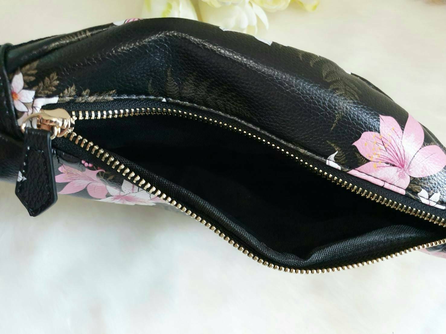 GUESS GESABEL GYM FANNY PACK กระเป๋าหนังคาดเอว/อก ด้านหน้าปั๊มโลโก้แบรนด์ทรงสามเหลี่ยม ตัวกระเป๋าเปิดปิดด้วยซิปใช้งานง่าย มี 2 ช่องซิป มีลูกเล่นซ่อนซิปหน้าคาดปิดด้วยสายพิมพ์โลโก้ ภายในกระเป๋าโล่งกว้าง สามารถใส่มือถือได้ทุกรุ่น จุของได้เยอะ รับรองถูกใจสาวๆ