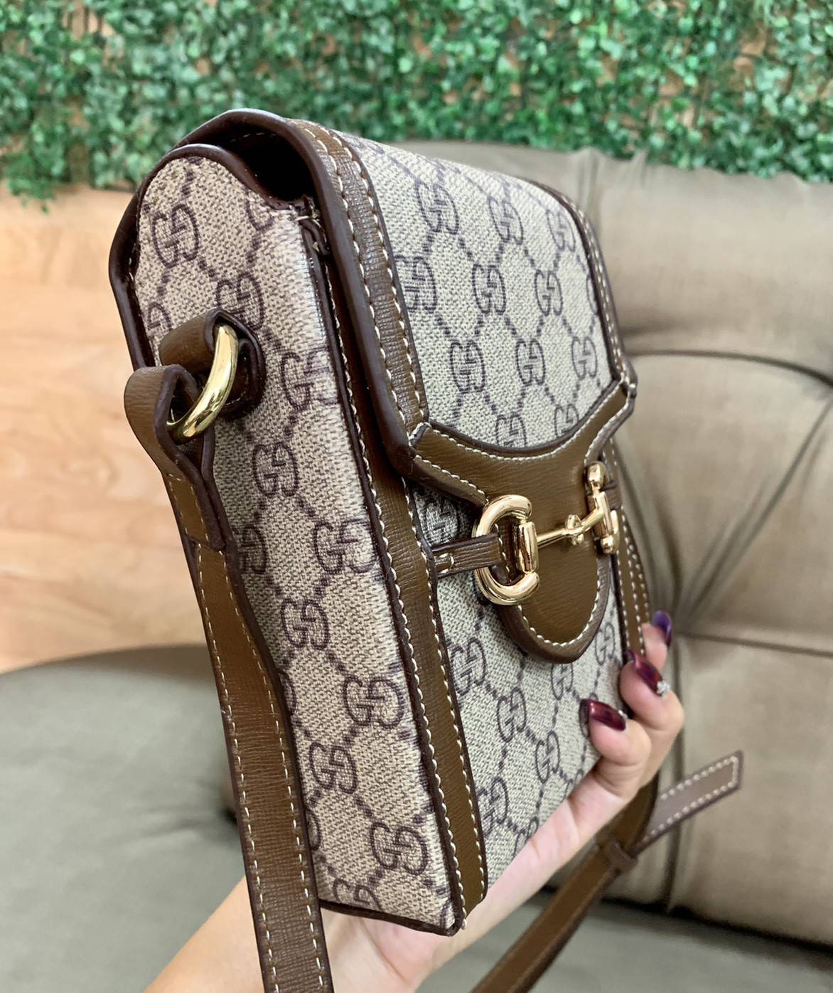 VIP GIFT 】หนังแท้ GUCCI Horsebit 1955 mini bag กระเป๋าสะพาย กระเป๋าใส่โทรศัพท์ งานแฟชั่นคลาสสิก ขอบหนังวัวแท้สีน้ำตาล อะไหล่สวย ดีไซต์สัญลักษณ์วงแหวนตามแบบฉบับ GUCCI มาพร้อมกล่องแบรนด์และสายสะพายยาวที่สามารถปรับระดับได้ พร้อมส่งให้สะพาย สวยๆ กันแล้ววันนี้