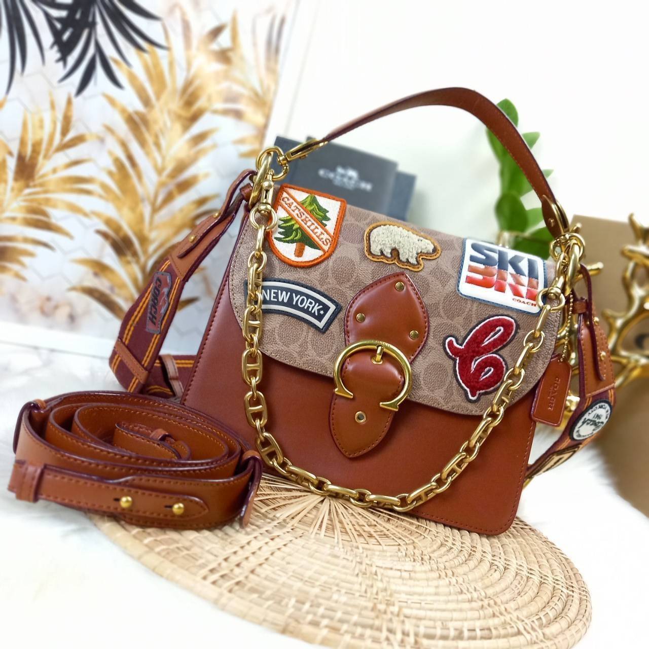 OUTLET 】COACH BEAT SHOULDER BAG IN SIGNATURE CANVAS WITH PATCHES (C6837) ไหวมั้ยเนี้ย!! สวยฟาดอีกแล้วนะยูวว 🤩🌺คอลเลคชั่นใหม่สุดปัง อลังเวอร์!//กระเป๋าถือ สะพายไหล่ลาย SIGNATURE ตกแต่งความเก๋ด้วยแผ่นแปะลวดลายที่มีเฉพาะจาก COACH คอลเลคชั่นนี