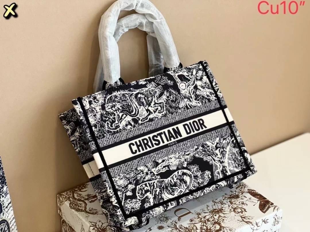 DIOR SMALL BOOK TOTE กระเป๋าสะพายทรงโท้ท สวยคลาสสิคขนาดกำลังดี พกพาสะดวก ใช้งานง่ายสุดๆ วัสดุงานทอละเอียดคุณภาพดี ภายในเป็นช่องโล่ง ใบจริงงานสวยเกินเบอร์!! สวยงามเกินราคา ไม่ผิดหวังจ้า