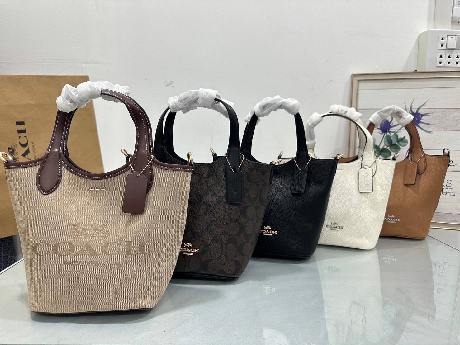 พร้อมส่ง 5 สี COACH HANNA BUCKET BAG กระเป๋าถือ/สะพายข้างทรงบักเก็ตรุ่นใหม่ดีไซน์เก๋น่ารัก เกรดท็อปออริ เกรดดีสุด สลับแท้ 1:1