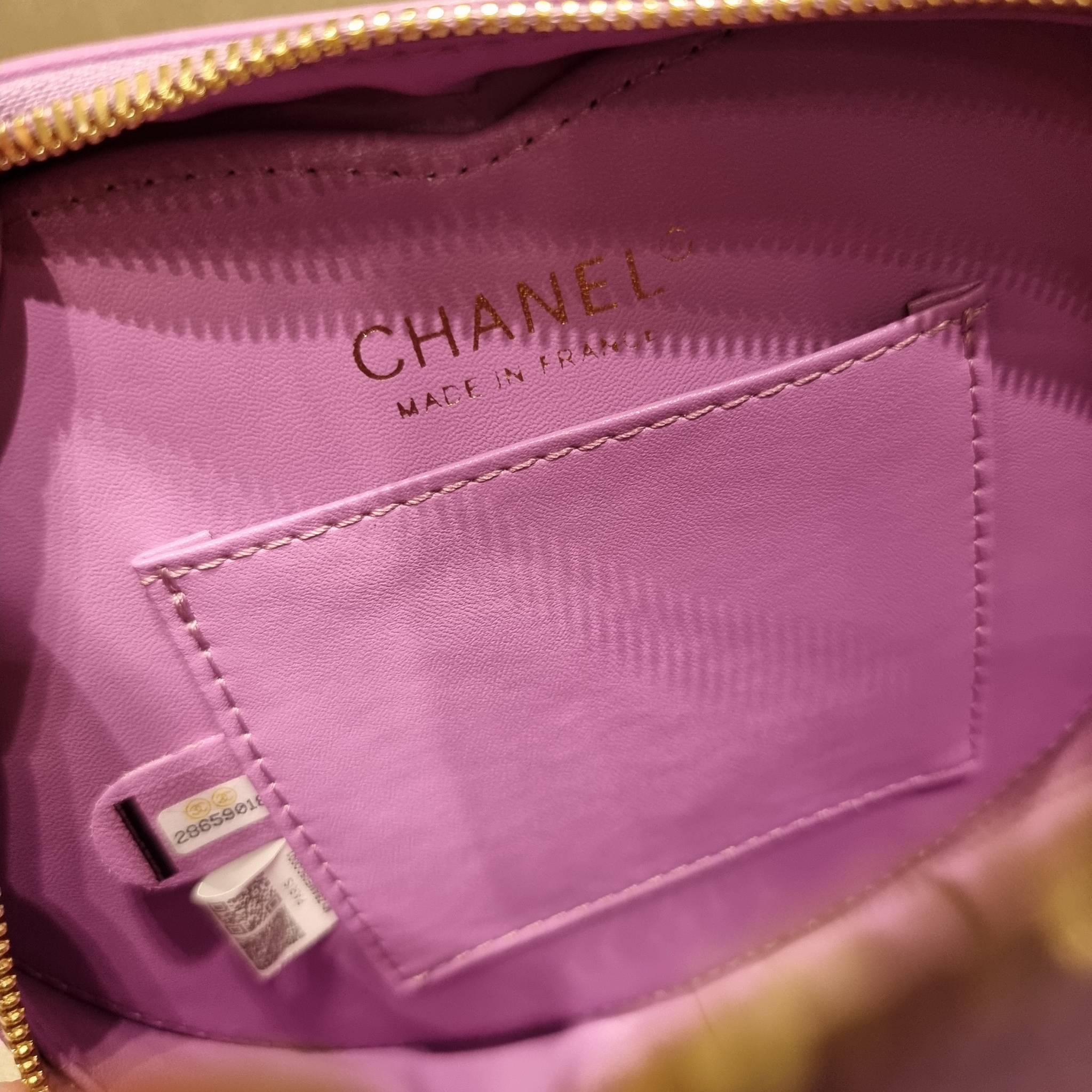 CHANEL Heart Bag Lambskin & Gold-Tone Meta ใหม่มาก สวยมาก มงมาก!! กระเป๋าสะพายสุดคิ้วท์ ที่ดีไซน์รูปทรงหัวใจไม่ซ้ำใคร น่ารักทุกสี น่าใช้ไปเลยแม่!! วัสดุหนังแกะฟอกสี เปิด-ปิดด้วยซิป ด้านหน้ามีช่องเก็บของจุกจิก ภายในเป็นช่องโล่ง ใส่มือถือ ใส่กระเป๋าสตางค์สั