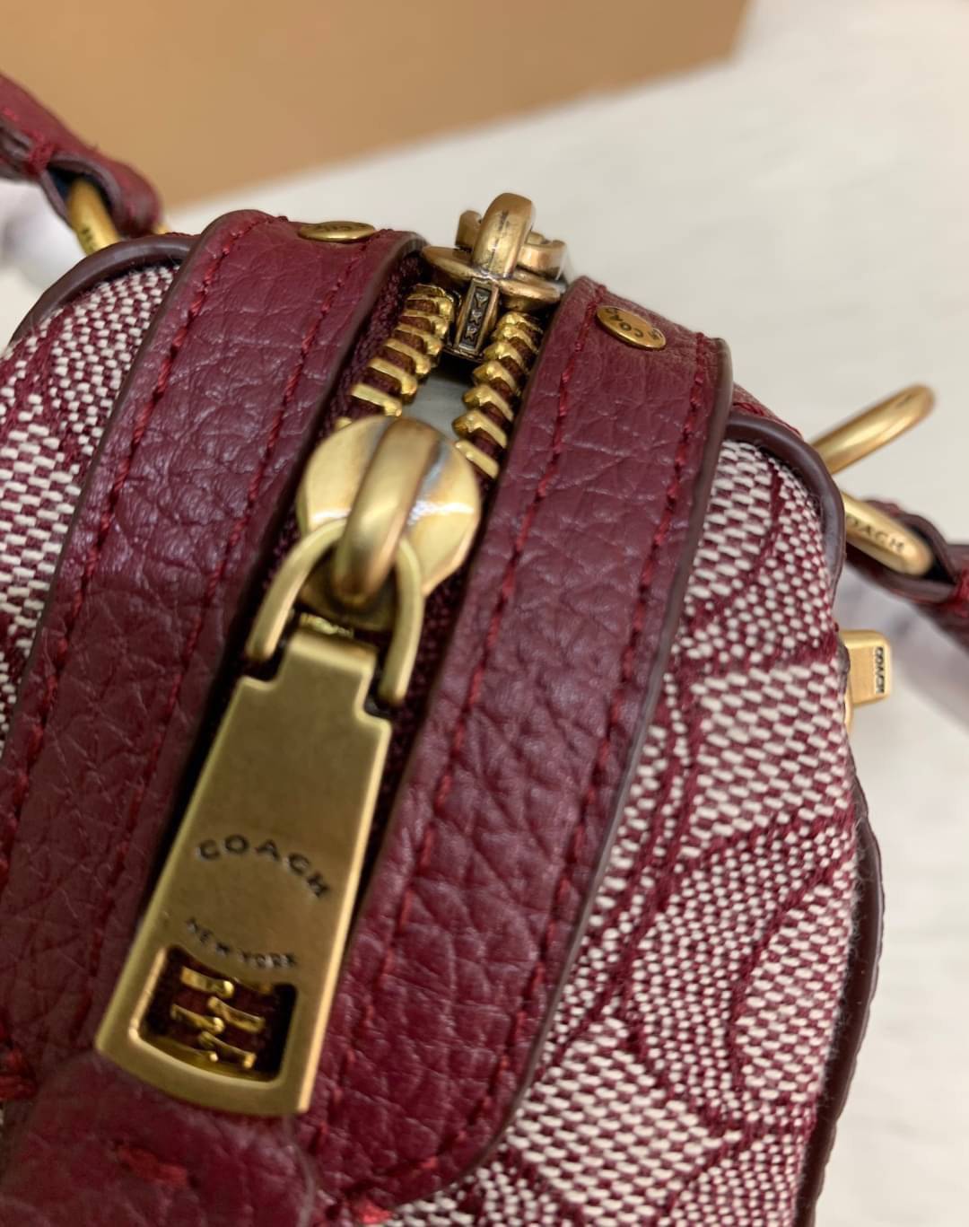 COACH LARK BAG 19 IN SIGNATURE JACQUARD ((4619)) พร้อมส่งค่ะ! กระเป๋าสะพายแบบครอสบอดี้ร์ทรงหมอน หนังแท้+ผ้า Jacquard ได้ลงตัวสวยงามค่ะ
