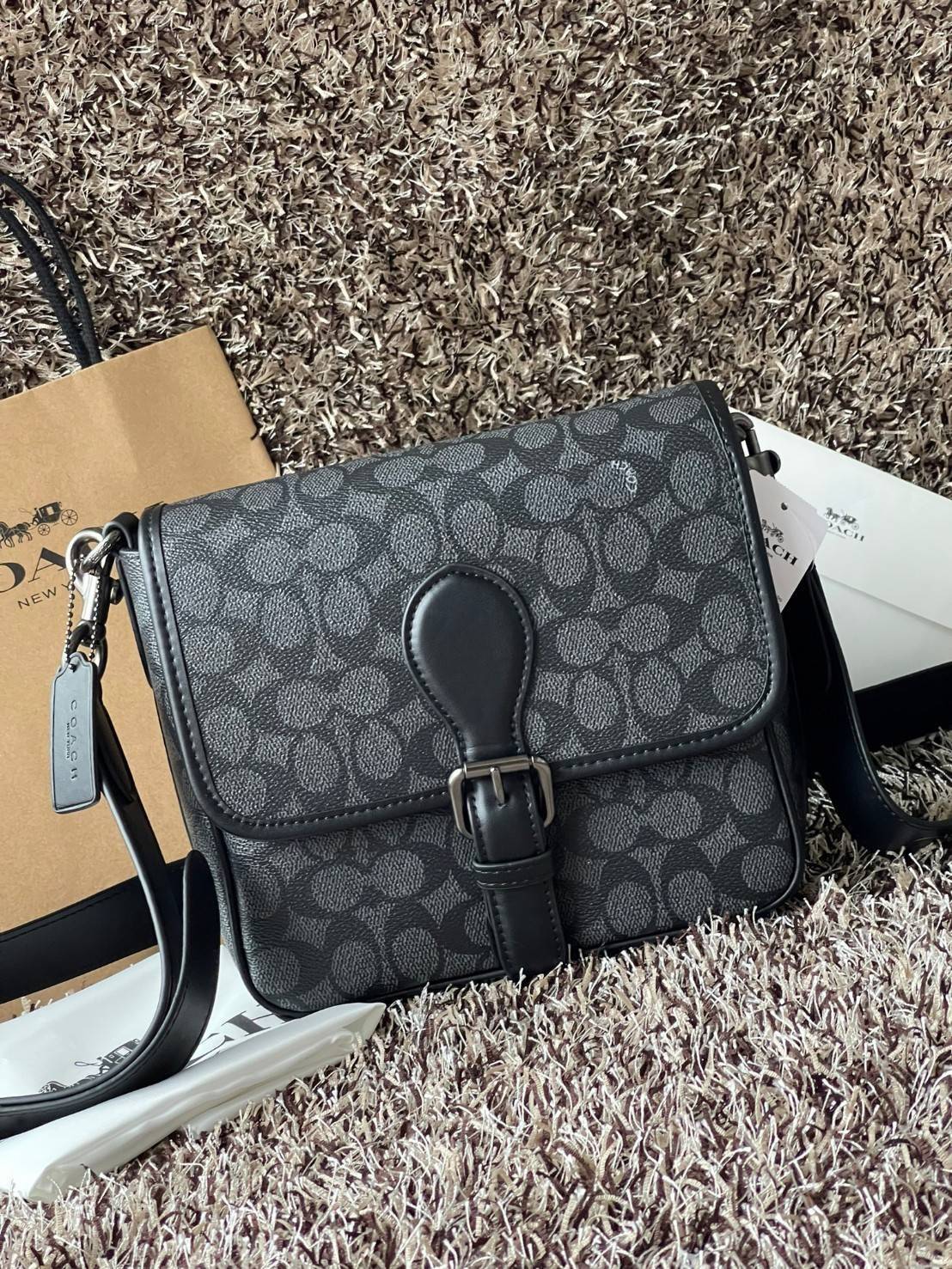 Coach Frankie Crossbody In Signature Canvas Leather Bag Sling CD877 กระเป๋าสไตล์แฮนด์ฟรีที่จัดระเบียบอย่างดีสำหรับการเดินทางหรือที่ทำงาน Frankie Crossbody ขนาดกะทัดรัดถือทุกสิ่งที่จำเป็นด้วยพื้นที่สำหรับโทรศัพท์ กระเป๋าสตางค์ กุญแจและอีกมากมาย ผลิตจากผ้าแ