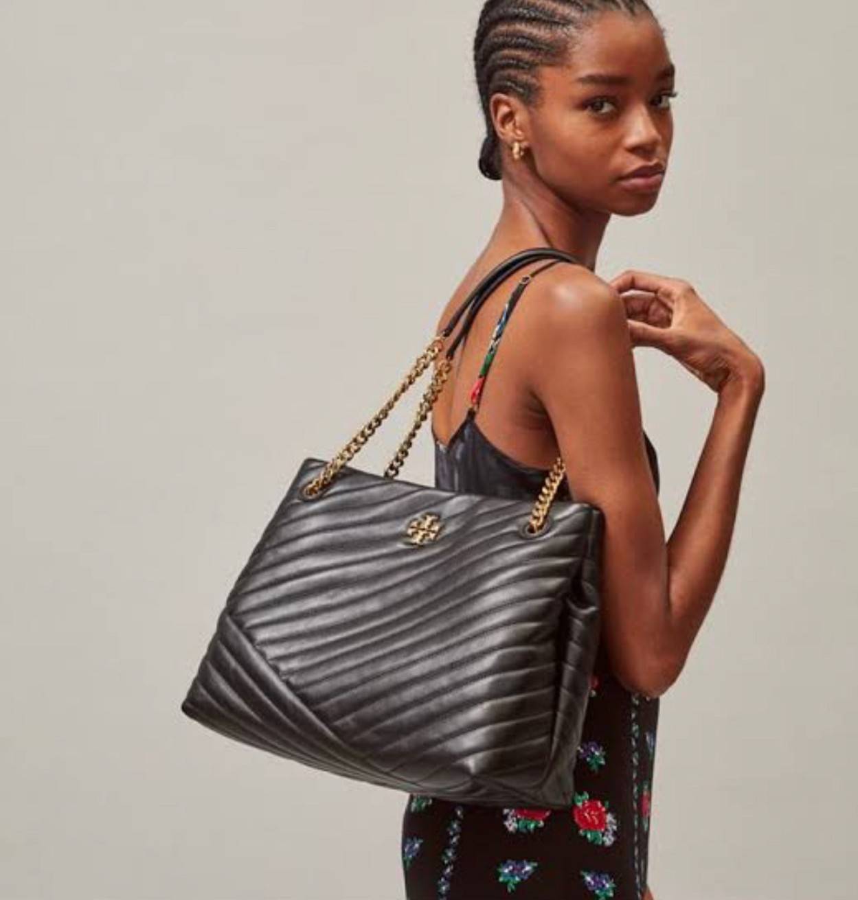 Tory Burch Kira chevron tote bag กระเป๋าทรง Tote สุดหรู ใบใหญ่ จุของได้เพียบ! วัสดุหนังแท้(Geniune Leather) หนังนิ่ม นุ่มมือมากกก มาพร้อมสายสะพายไหล่ต่อโซ่สลับหนัง อะไหล่ทองทั้งใบ ด้านข้างมีกระเป๋าเพิ่มทรงได้ ด้านในเปิดปิดด้วยกระดุมแม่เหล็ก มีช่องแบ่งใส่ข