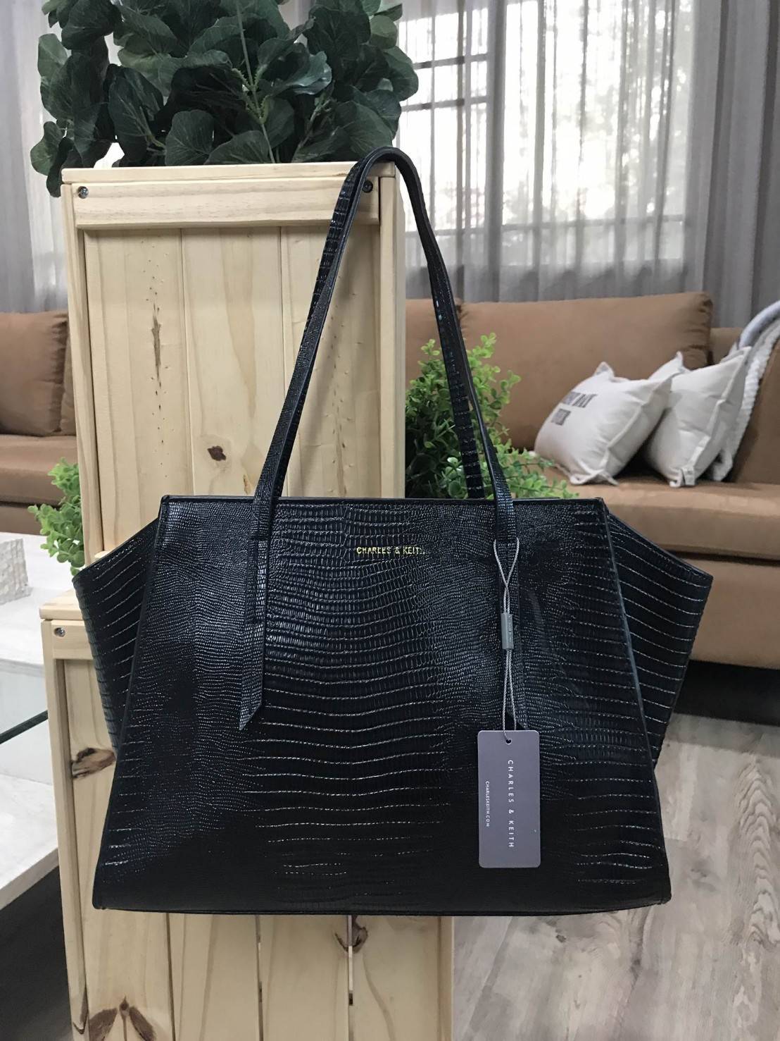 CHARLES & KEITH STRUCTURE TOTE BAG กระเป๋าสะพายทรง Tote ขนาดใหญ่จุใจ น้ำหนักเบา เปิดปิดด้วยซิป หัวซิปปั๊มโลโก้ มีหมุดรองฐานกันรอย ทั้ง 4 มุม ภายในมีช่องซิป และช่องใส่มือถือ กว้างและจุค่ะ ใส่เอกสาร A4, iPad, สัมภาระได้ จะสะพายไปเรียน ไปทำงาน ก็ดูดี ใบนี้สส