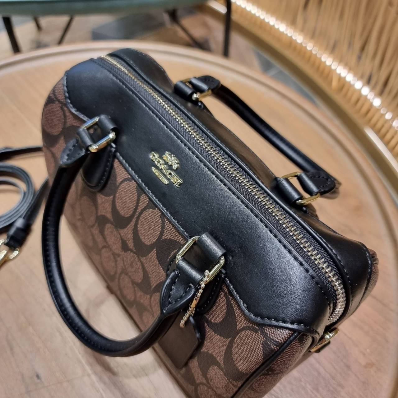 COACH F32203 MINI BENNETT SATCHEL IN SIGNATURE CANVAS กลับมาอีกครั้ง!! กับกระเป๋าทรงหมอนยอดฮิต 🥳 มีกี่สีก็ขายหมด วัสดุหนังแคนวาสเคลือบลาย ทรงสวยใช้งานได้ทุกโอกาส ภายในโล่งกว้างใส่ของได้เยอะ มีหูจับในตัว และสายสะพาย crossbody ปรับได้ตามตัว ใบนี้ไม่