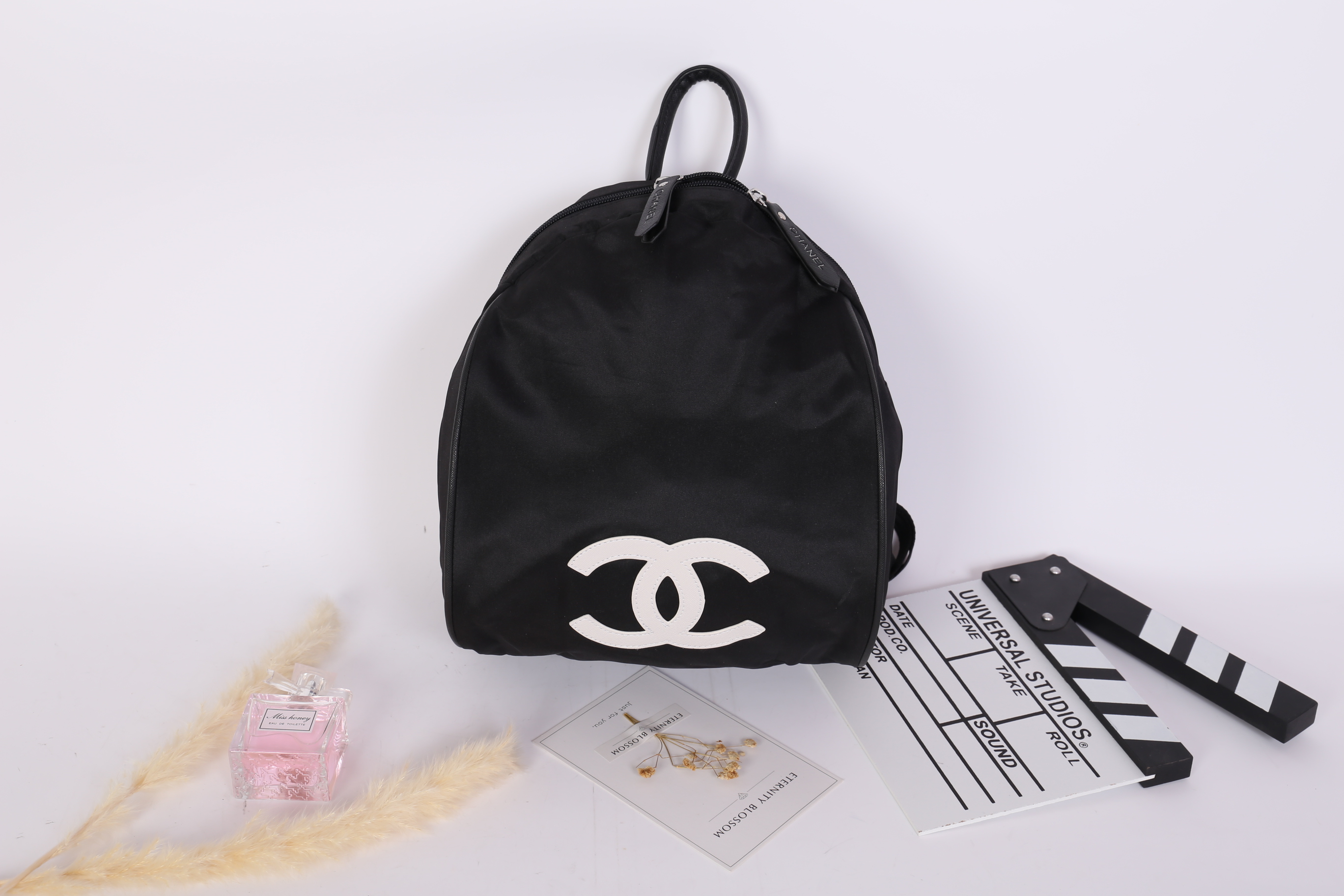 Chanel VIP Gift Backpack (พร้อมส่งโลโก้ขาว) สินค้าเป็นของแท้ ใหม่จากเค้าเตอร์เครื่องสำอาง/น้ำหอมแบรนด์ กระเป๋าเป้ของแท้จาก Chanel VIP Gift Bag วัสดุไนล่อน หัวซิปทำจากหนังปั้มชื่อแบรนด์ ด้านในเป็นช่องกว้าง และมีช่องซิปเล็ก ตัวสายสะพายด้านหลังเลื่อนปรับได้ค