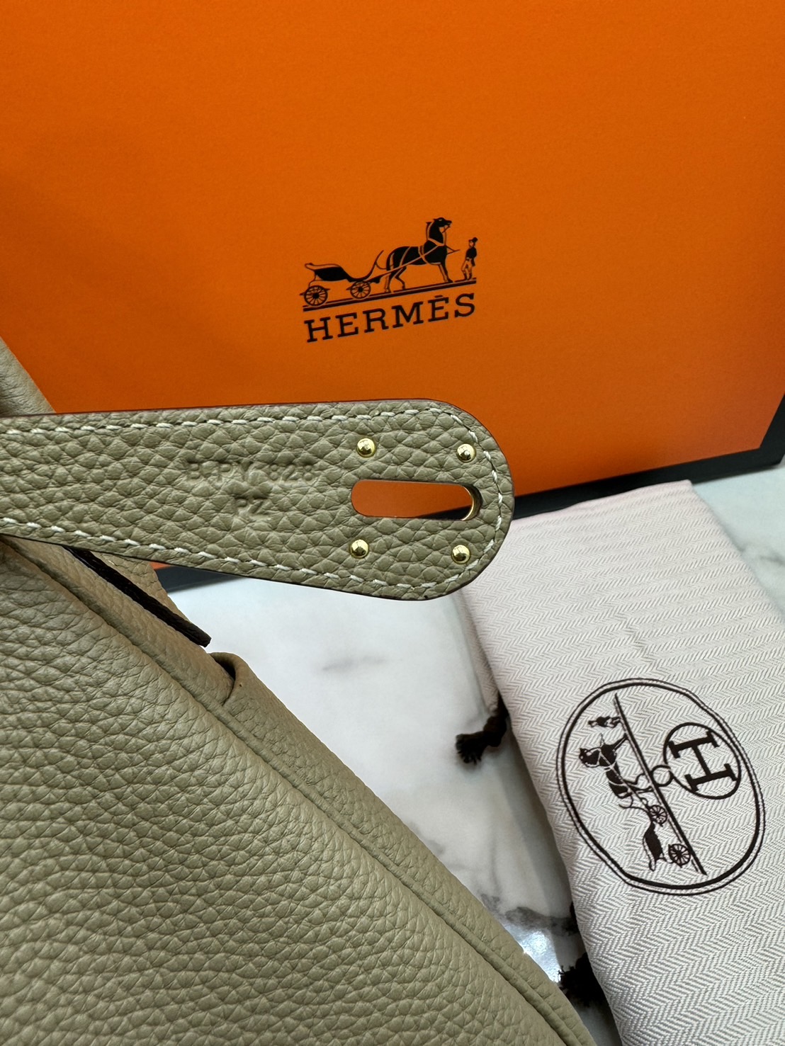 พร้อมส่ง 15 สี HERMES Lindy 26 bag กระเป๋าทรงโท้ทหนังสวยอย่างดี เอกลักษณ์ของความเรียบหรูไฮคลาสอย่างสมบูรณ์แบบ เกรดออริ สลับแท้ งานสวยตามรูป ใช้งานต่างประเทศได้