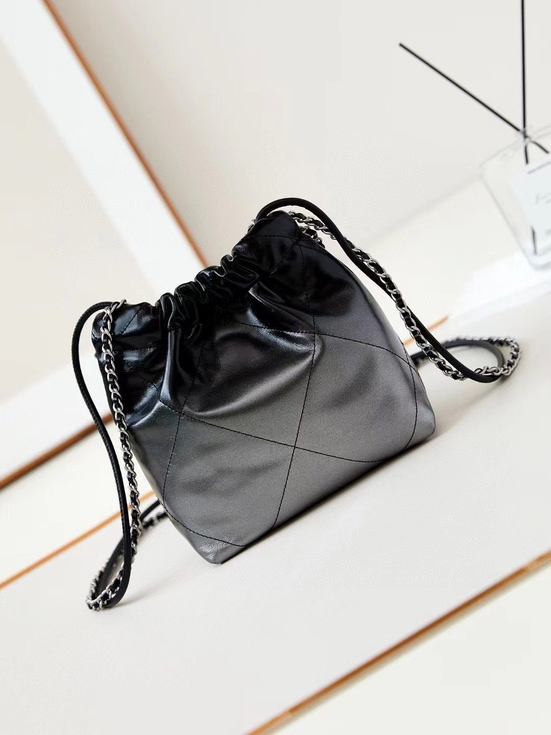 CHANEL 22 MINI HANDBAG Patent Gradient กระเป๋าสะพายดีไซส์คลาสสิคหนังแท้ โทนสีดำใหม่ไล่สี เกรดออริ ท็อป สลับแท้ 1:1 เกรดดีสุด ผ่านทุก ตม ใช้งานต่างประเทศได้