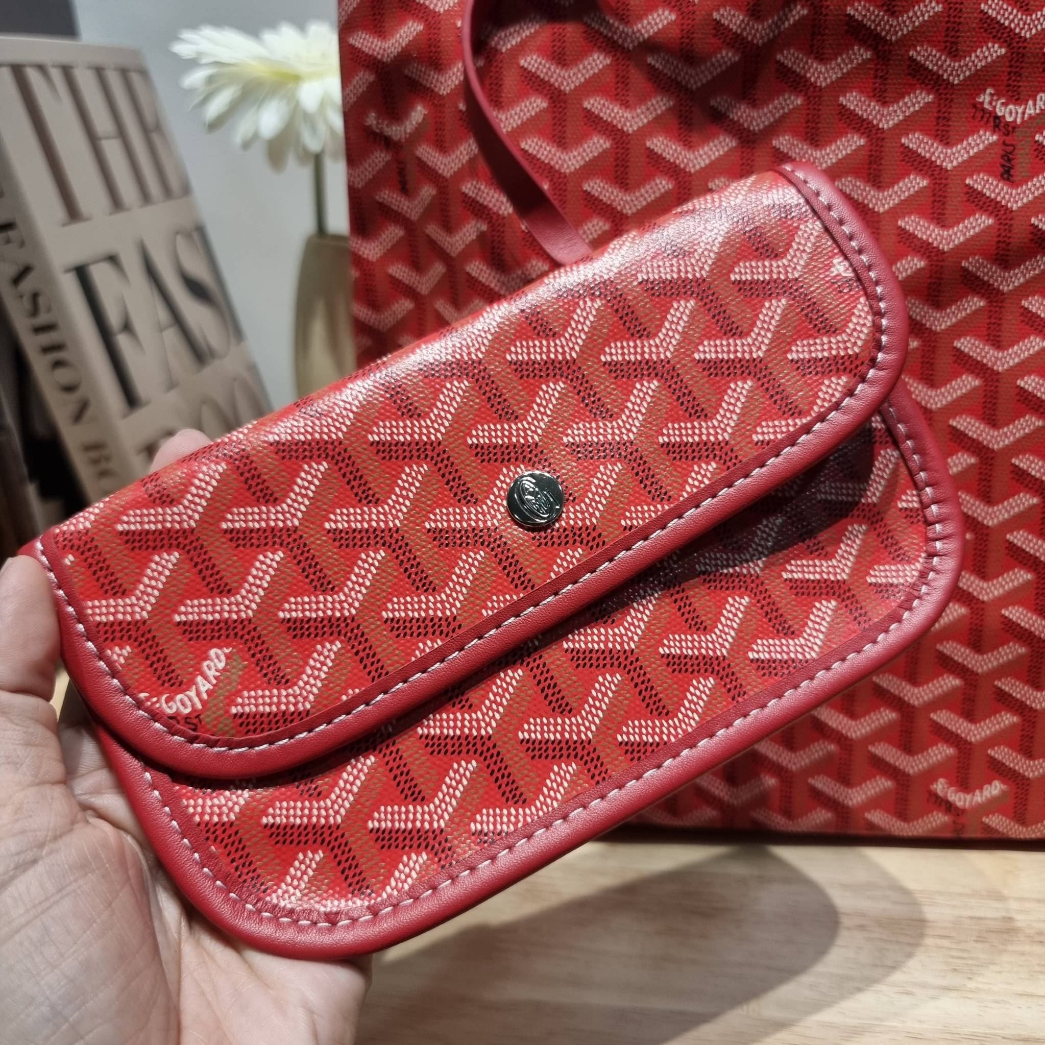 GOYARD BOHEME HOBO BAG / GOYARD HOBO กระเป๋าสะพายทรงโฮโบ ใบใหญ่จุใจ!! มาครบสีขายดี เลิศทุกสี รูปทรงคลาสสิค ดีไซน์เป็นเอกลักษณ์ วัสดุหนังแคนวาสพิมพ์ลายสวยคม ปากกระเป๋ามีซิปเปิด-ปิดกันของหล่นได้ ภายในโล่งกว้างมาก มาพร้อมสายคล้องในตัว ทนทาน สะพายสวยๆได้ทุกวั