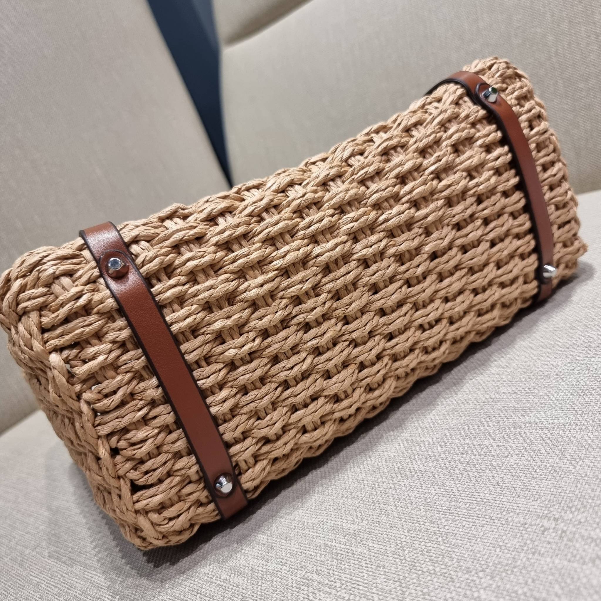 PRADA CORN HUSK AND LEATHER TOTE ธรรมชาติเป็นหนึ่ง!! กับอีกไอเท็มรักษ์โลก ด้วยดีไซน์ล้ำทันสมัย ผสานกับวัสดุจากธรรมชาติ ออกมาเป็นลายสานที่สวยหรู ไม่กระด้าง กระเป๋าทรงโท้ท ขนาดกำลังสวย มาพร้อมหูจับในตัว มีซิปรูปเปิด-ปิดที่ปากกระเป๋า ภายในโล่งกว้าง ใส่ของได้